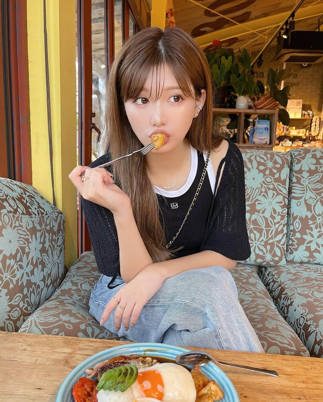 伊藤実祐さんのインスタグラム写真 - (伊藤実祐Instagram)「tops ▸ @lily_brown_official  cardigan ▸ @lily_brown_official  denim ▸ @moussyofficial  ⁡ ⁡  ついに、大好きな 秋 来たね！！！🍂  秋の夜と秋の香りがたまらんく好きで ここ最近毎日エモさに浸って幸せな気持ち☺️w  秋って感受性豊かになって良くも悪くも なんか感情研ぎ澄まされる感じする🌾♥︎  これ分かってくれる人おる？🙋🏻‍♂️  ⁡#藤井寺グルメ #藤井寺カフェ #コナズ珈琲 #コナズコーヒー #自まつ毛 #自まつ毛メイク #まつ毛美容液 #ラッシュリフト #ラッシュアディクト #イエベ #イエベ秋 #イエベ春 #イエベメイク #骨格ストレート #骨ストコーデ #骨スト #骨格ストレートコーデ」10月6日 20時39分 - miyu.61