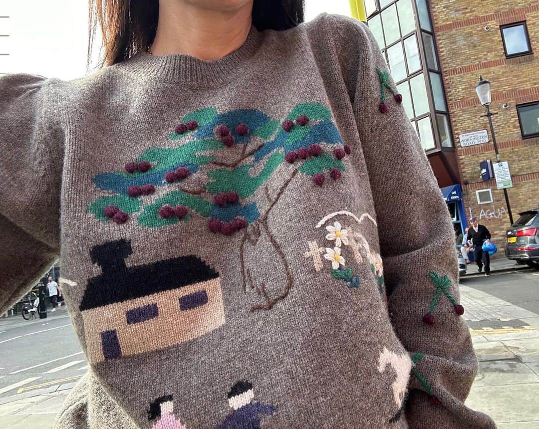 シー ニューヨークのインスタグラム：「Pit stop in lovely London 🇬🇧for a few vintage treasures along Portobello Road in the Chelsea sweater.」