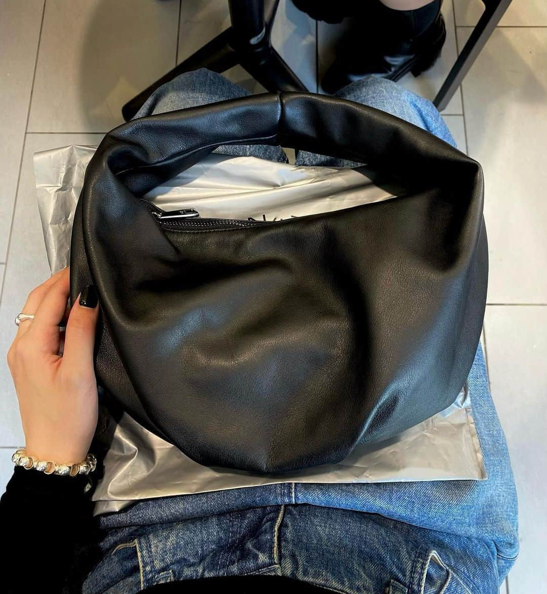 川島レイチェルのインスタグラム：「BONO ⚫️ Real Leather handbag  @gadidanoniem soon」