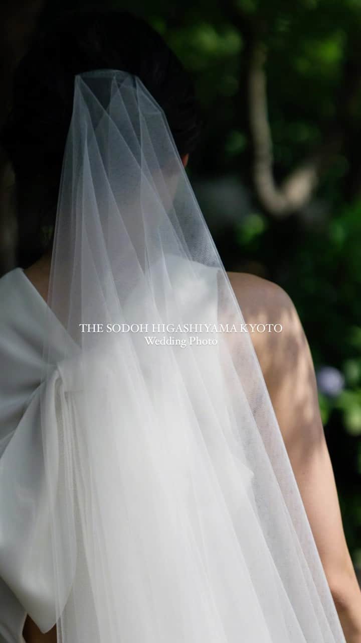 THE SODOH WEDDING OFFICIALのインスタグラム：「Wedding Photo . 挙式前のガーデンでのおふたり写真タイム 快晴の七夕の日に 笑顔がとても素敵なおふたりのご結婚式 緑と純白のドレスが映えて 他にない特別なお写真を残せていただけます . .#sodoh花嫁#thesodohhigashiyamakyoto  #ザソウドウ東山京都#ソウドウ#sodoh#weddingdress #結婚式 #thetreatdressing#プレ花嫁#卒花嫁#結婚準備#式場探し#関西花嫁#京都花嫁#入籍#プロポーズ#前撮り#ウェディングドレス#ウェディングヘアメイク　#トリートドレッシング#ウェルカムスペース#和装」