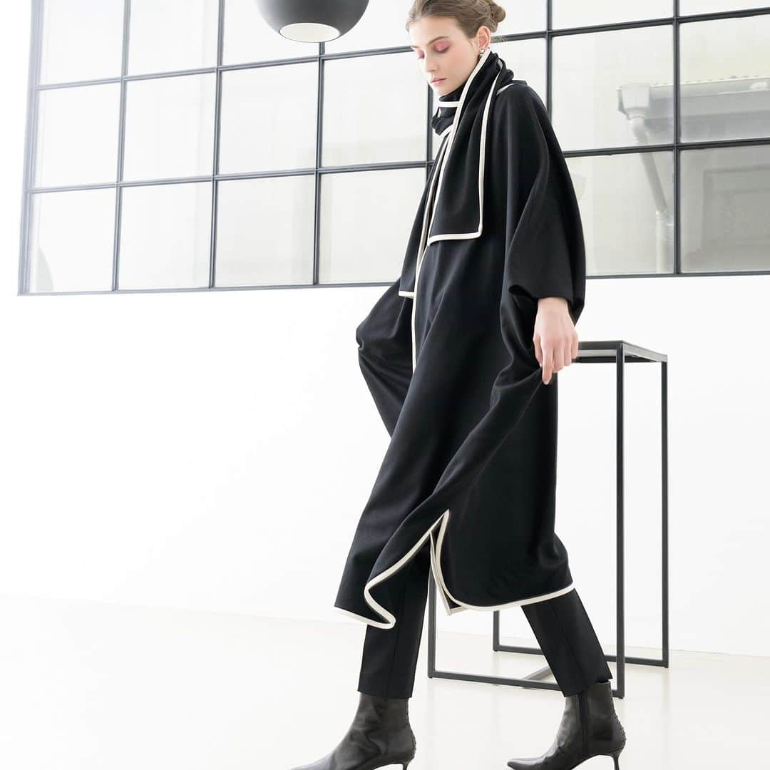 Tsuru by Mariko Oikawaのインスタグラム：「Cape coat.  夜になるとひんやりとした風が吹くように。　夜のお出かけも楽しいこの季節にはさっと羽織れるケープコートがオススメ。 ウールなのにとても軽く、パイピングが効いたデザインが羽織るだけで途端にモードに。 凛とした秋のスタイリングも素敵。  canon ¥77,000（tax in）  #tsuru #tsurubymarikooikawa #2023autumn #2023aw」