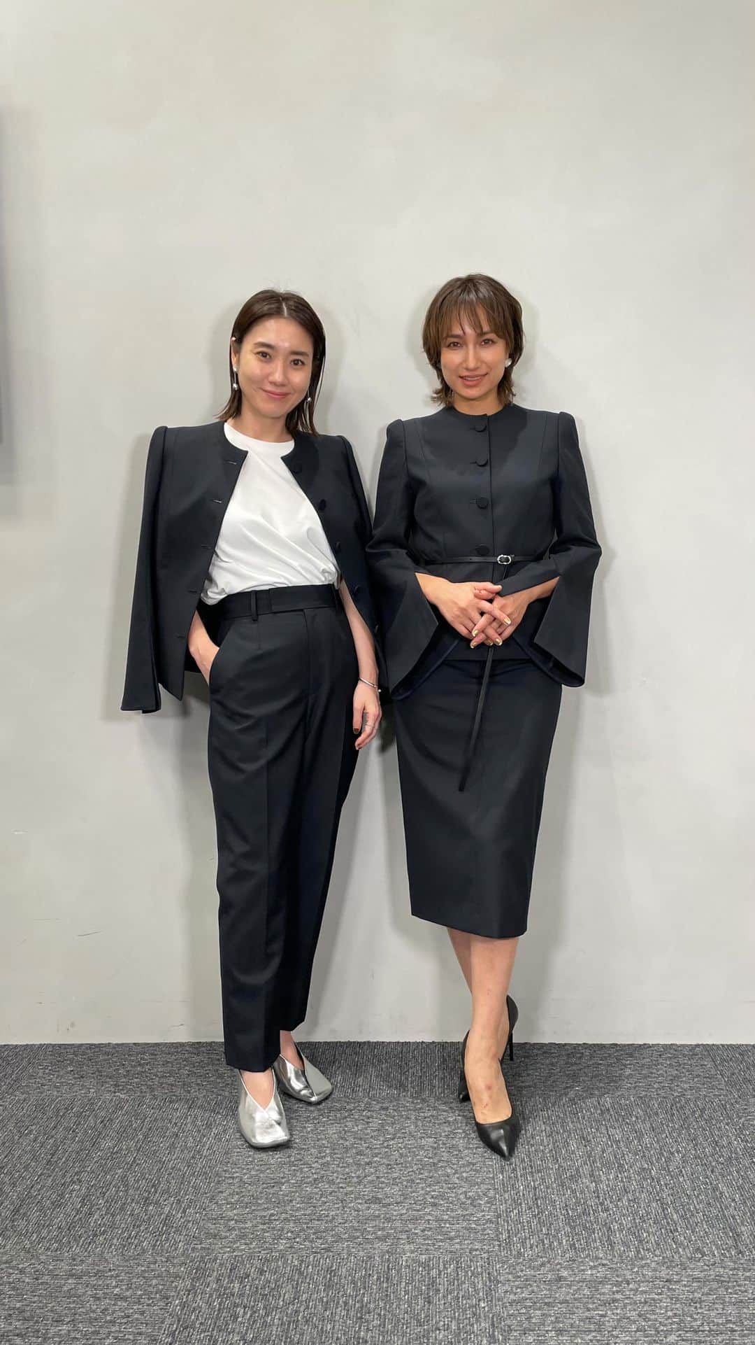 東原妙子のインスタグラム：「🎤 MAYUMI SADA × uncrave WHITE 佐田真由美ちゃんコラボセットアップ ご紹介🕺🏻  真由美さまのこだわりが詰まった ジャケット、パンツ、スカートは 着るだけで凛として美しく見えるのです👏👏👏  10/18(水)伊勢丹新宿店POP UPで先行発売♡  @sadamayumi  @uncrave_official  今日のくだらな話ハイライト👀 ☑️uncraveのライブに初めてまともな照明が入りました㊗️ ☑️開始数分でネタバレする真由美さま ☑️ベルト欲しさにジャケット買ってもらっても構いません ☑️鏡、たたき割ろうか？ ☑️ジェニちゃんになれるジャケット ☑️春夏秋冬  #uncrave #uncrave_white #mayumisada」