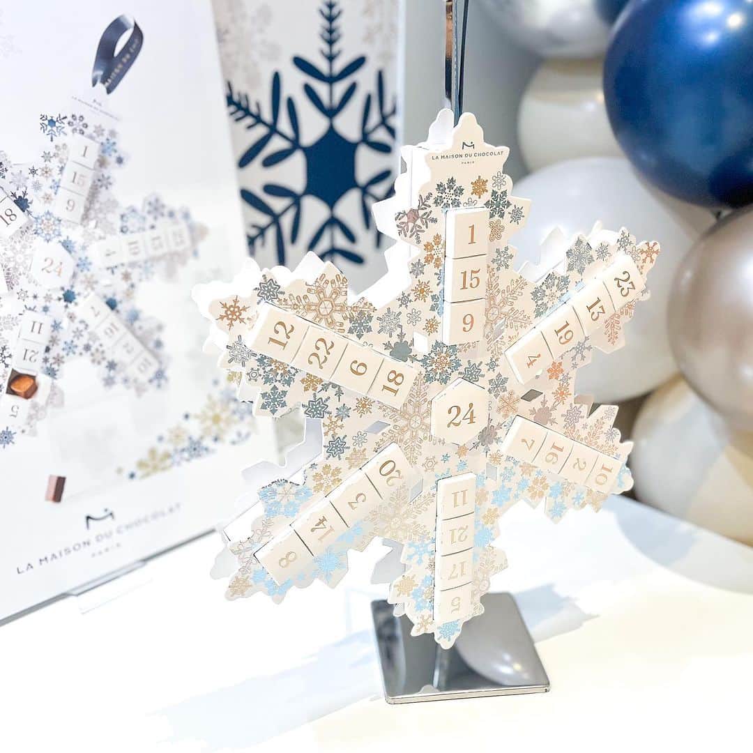 市川歩美さんのインスタグラム写真 - (市川歩美Instagram)「ラ・メゾン・デュ・ショコラの、クリスマスコレクション「ノエルジヴレ」です。  アドベントカレンダーが素敵！！  「カレンダー ノエル ジヴレ」は、雪の結晶のデザインです❄️  来日されたニコラ・クロワゾーシェフによると、24日の窓には、3つのショコラが入っているそうです。  白と青の氷の世界のようなカラーで、しばらく見つめてしまいました❄️❄️  （クロワゾーシェフに見せていただいた、雪の結晶の形の美しいリングをしている私❄️）  #チョコレート #チョコレート大好き  #ショコラ #チョコレート好きと繋がりたい  #chocolate  #ilovechocolate  #chocolat #chocolatelovers  #chocolate #ラメゾンデュショコラ #クリスマス2023 #雪の結晶」10月6日 20時52分 - ayumichocolat