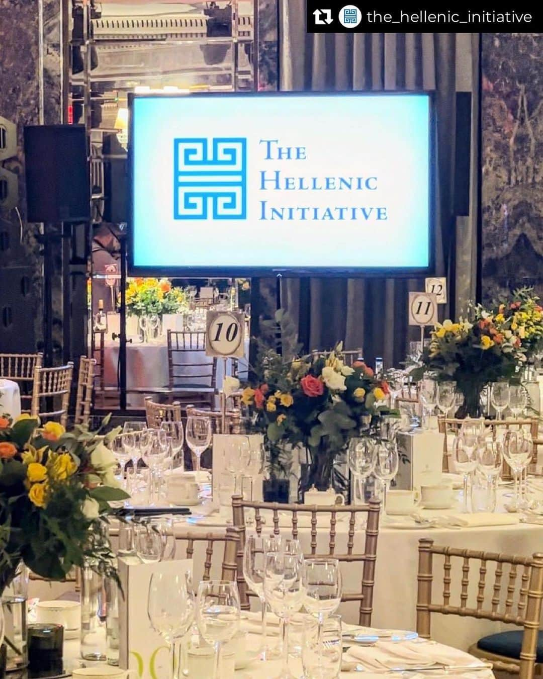 ニア・ヴァルダロスのインスタグラム：「Thank you to @the_hellenic_initiative for throwing an astonishingly funnnn event at the @thedorchester in London, England to raise funds for those in need in Greece! 🏴󠁧󠁢󠁥󠁮󠁧󠁿 ❤️ 🇬🇷 ! And the video is indeed @aremovic !! 🇬🇷!!! Thank you for inviting me @mrpeterandmrstavros, friends forever. ❤️🥳😎」