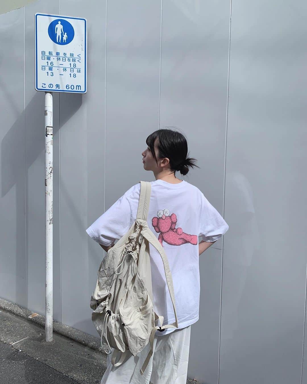 うちだゆうほさんのインスタグラム写真 - (うちだゆうほInstagram)「ラフな日のオールホワイト 🤍 x x  おきにいりUT 、 @noralily_official のパンツ、  @dalhanuel_official でこれから発売のリュック、  @camper_japan のスニーカー です🤍」10月6日 20時53分 - uchidayuho