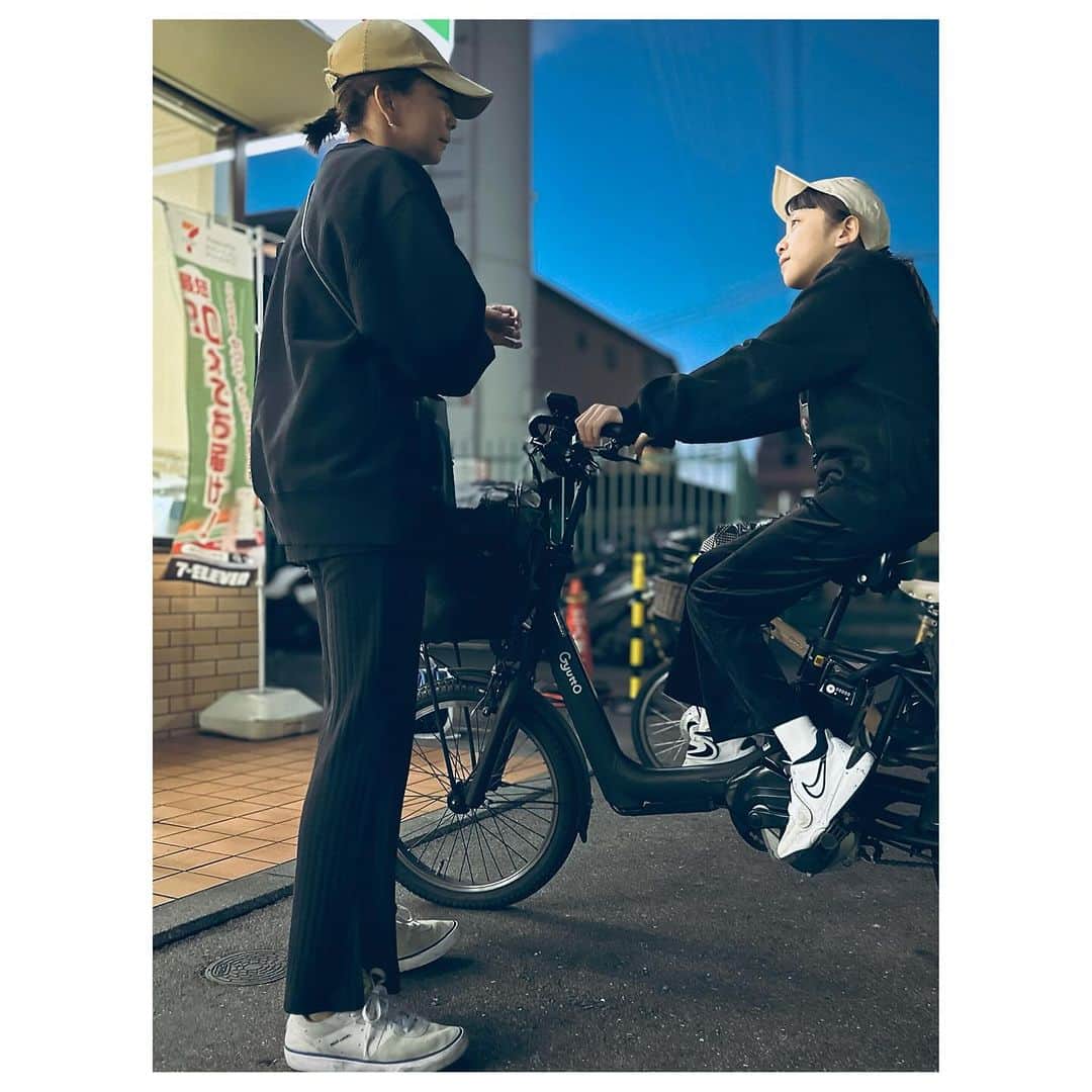肥野竜也のインスタグラム：「＂母と子＂ 格好まで同じってw 親子で仲がいいのは良い事ですwww ⁡ #親子 #双子コーデ #仲良し親子」