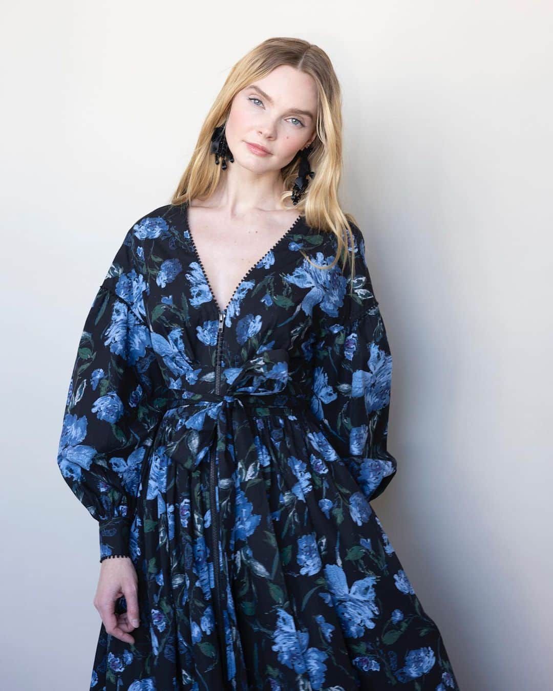 のインスタグラム：「Discover the new ‘Indigo' Midi Dress from the Marchesa Rosa collection. Meticulously crafted with luxurious cotton poplin featuring a zippered v-neckline and billowy cuffed sleeves. The A-line silhouette flatters every figure, cinched with a chic bow tie at the waist. Elevate your style with Marchesa.   #Marchesa #MarchesaRosa」
