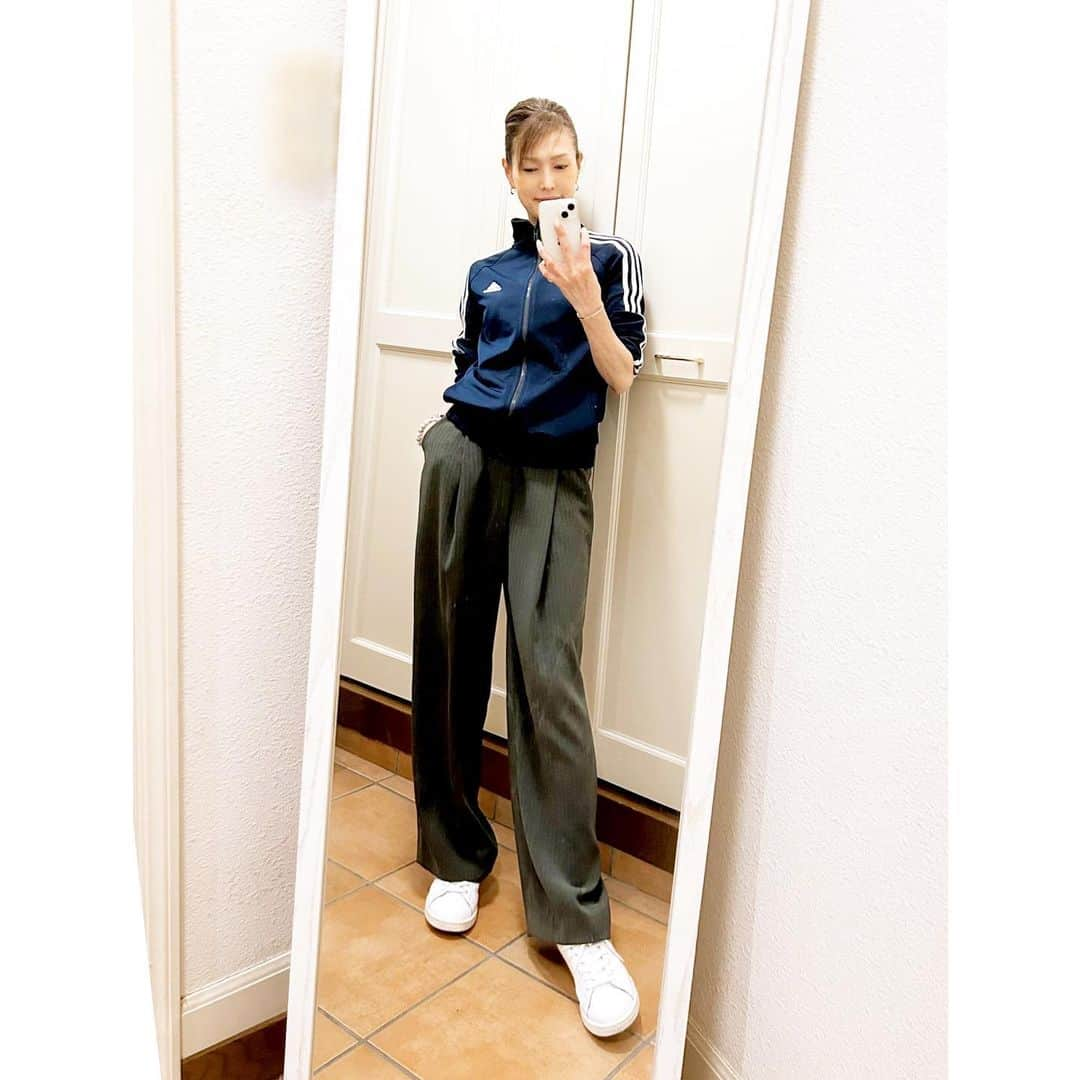 jessicaさんのインスタグラム写真 - (jessicaInstagram)「＊ #OUTFIT#お仕事コーデ#ジャージコーデ #パンツ #ダブルスタンダードクロージング #スニーカー#スタンスミス #ジャージ#adidas ＊身長は162㌢ ＊ adidasのジャージは5年？程前の物 まだ全然使える♡ೄ̥̽︎ ＊ ＊ ＊ ＊ ＊ ＊ #年の功#大人のゆとり#歳を重ねた魅力 #大人女子#アラフィフコーデ50 #ワークアウト#47年式#筋トレ50 #私は私 ＊ Thanks always‼︎ jessica」10月6日 20時45分 - jessica.oct21