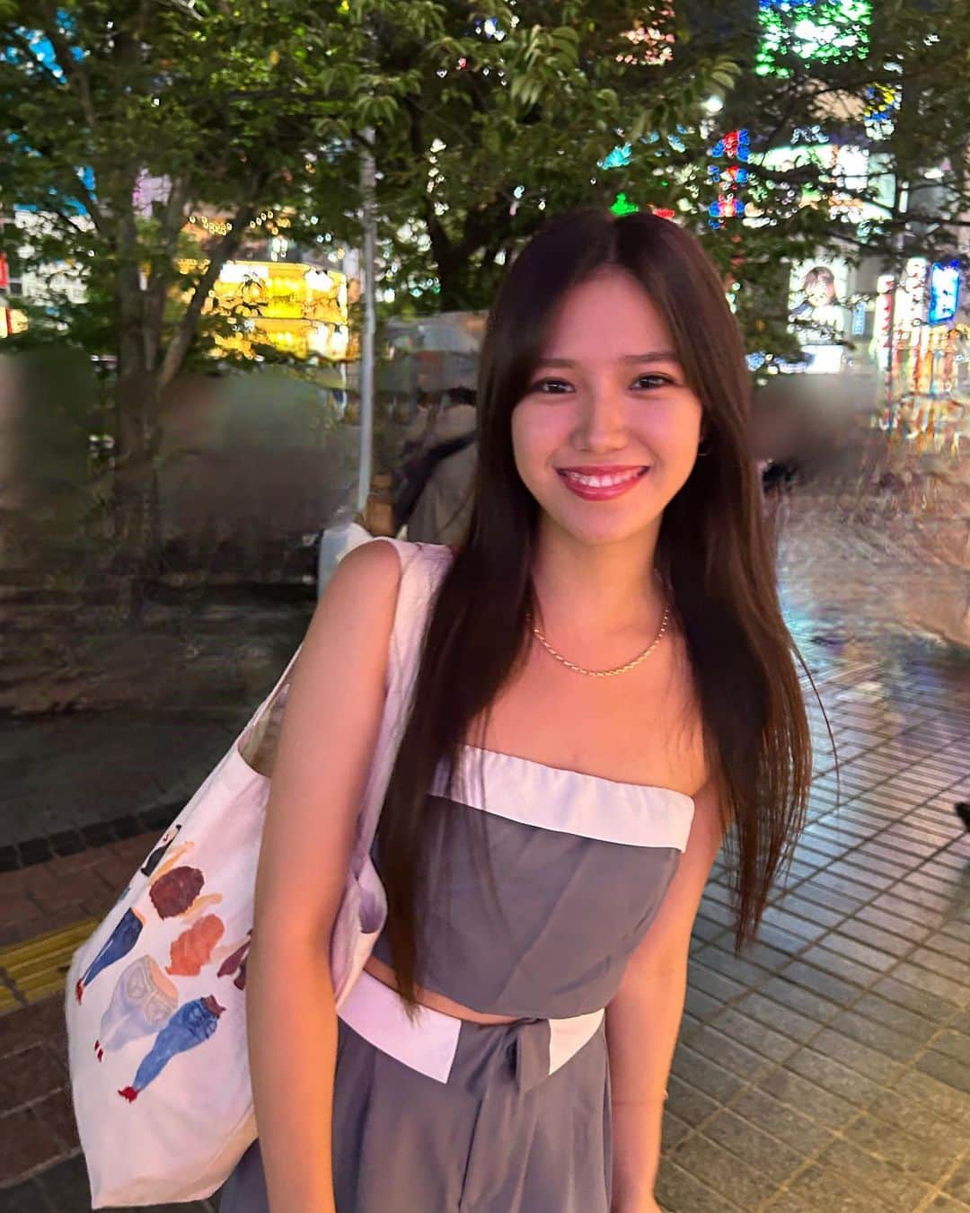 のインスタグラム：「in Shibuya 3ヶ月ぶりに会う友達と会った時の顔🫶  ご飯食べた時と同じぐらい 幸せそう。  （消しゴム機能で人間消したよ）  #こはる #04 #04년생 #fashion #makeup #tokyo #japan #shibuya」
