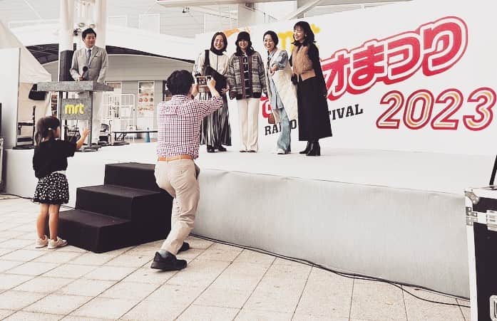 加藤沙知のインスタグラム：「色々と笑いのツボを抑えてくれる1枚。  遅くなりましたが…ラジオまつりの思い出を。  沢山の方にお会いできて嬉しかったです♪  ファッションショーのモデルもさせて頂きまして☺️ (恐縮です🙏)  写真左側に写る女の子や、会場にお越しのお子さんたちが 手を振ってくれたのが励みになりました☺️❤️  そして。。。 写真中央、伊賀部長の 全力 カメラマン姿😂  (掲載許可は得ていません。 が、"恥ずかしさをかなぐり捨てて頑張った！"と、 力強く話されていたので、OKかと🤭)  瀬藤アナの表情もツボです🤣  その瞬間を押さえる、ゆめちゃん！ナイス👍笑 (この写真の撮影は、藤島アナです。)  改めまして。 お越しくださった方、ラジオを聞いてくださった方、 スポンサーの皆様、ありがとうございました🙇‍♀️  #ラジオまつり2023」