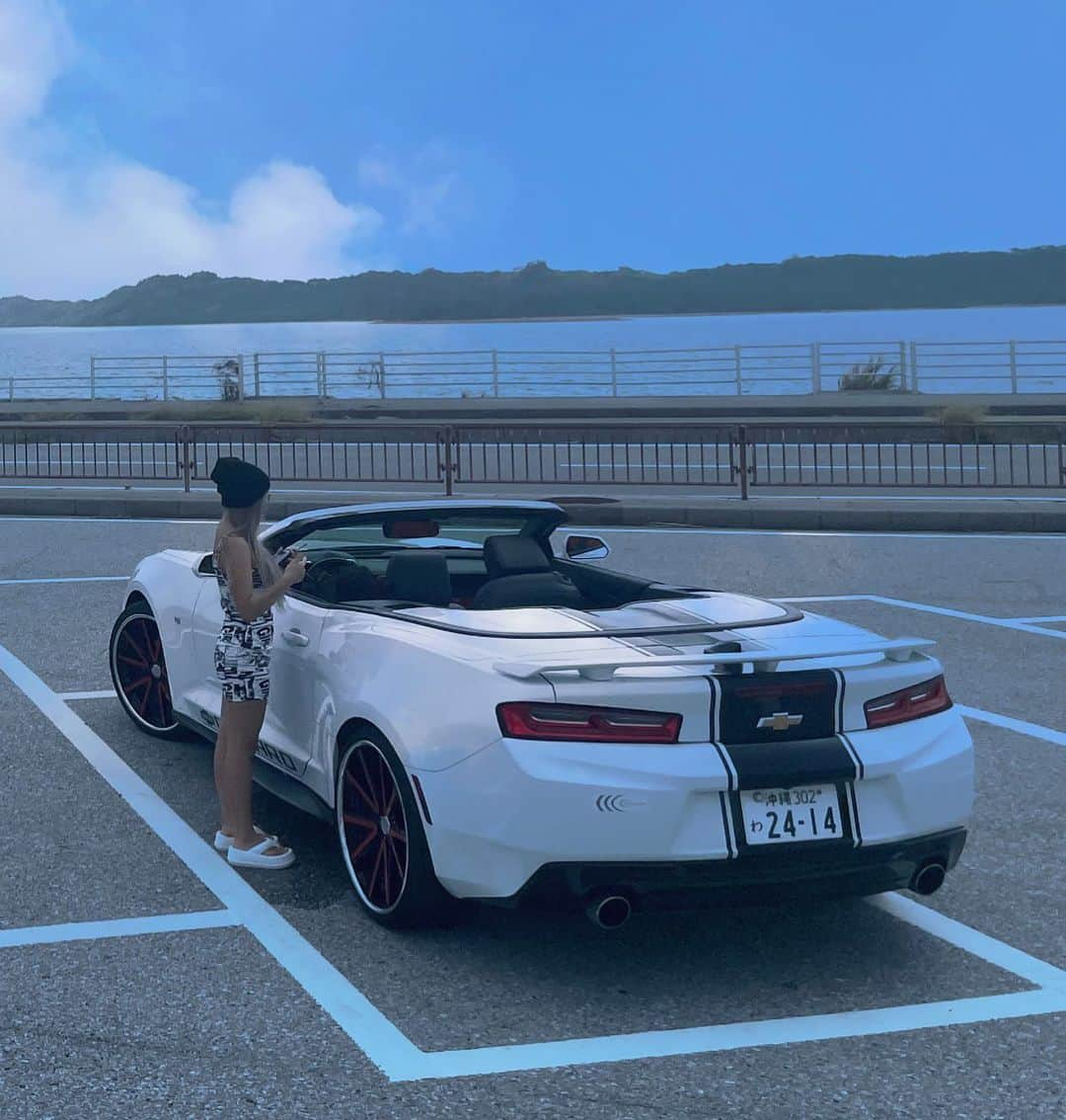 ちゃんみさんのインスタグラム写真 - (ちゃんみInstagram)「camaro🤍🖤 かれん様のママ来て攻撃でほぼ後ろ乗ってたけど後ろから見る2人の運転イケてた🤍🖤 #カマロ#camaro #オープンカー #外車 #車好き女子  #沖縄#那覇」10月6日 20時46分 - masa_chanmi