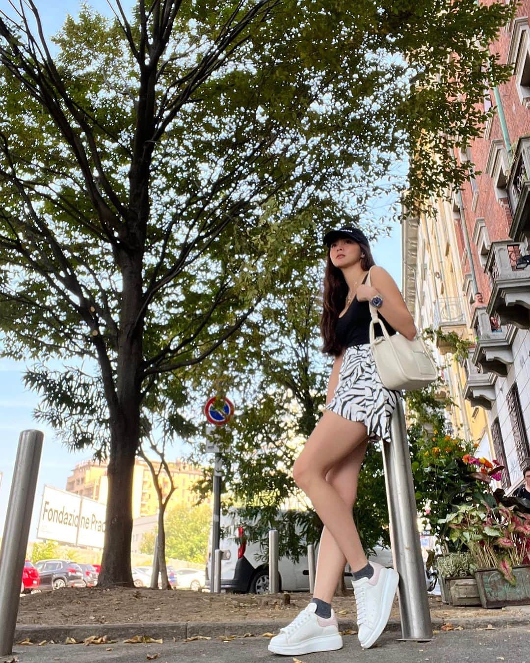 Kim Chiuのインスタグラム：「“𝐌𝐞𝐞𝐭 𝐦𝐞 𝐢𝐧 𝐭𝐡𝐞 𝐦𝐢𝐝𝐝𝐥𝐞 𝐨𝐟 𝐲𝐨𝐮𝐫 𝐬𝐭𝐨𝐫𝐲 𝐰𝐡𝐞𝐧 𝐭𝐡𝐞 𝐬𝐨𝐮𝐥 𝐢𝐬 𝐰𝐨𝐫𝐧 𝐛𝐮𝐭 𝐰𝐢𝐬𝐞."-𝐀.𝐂𝐫𝐨𝐬𝐛𝐲   #CHIUrista #ootdksyc #ootd #Milan 🇮🇹🖤」