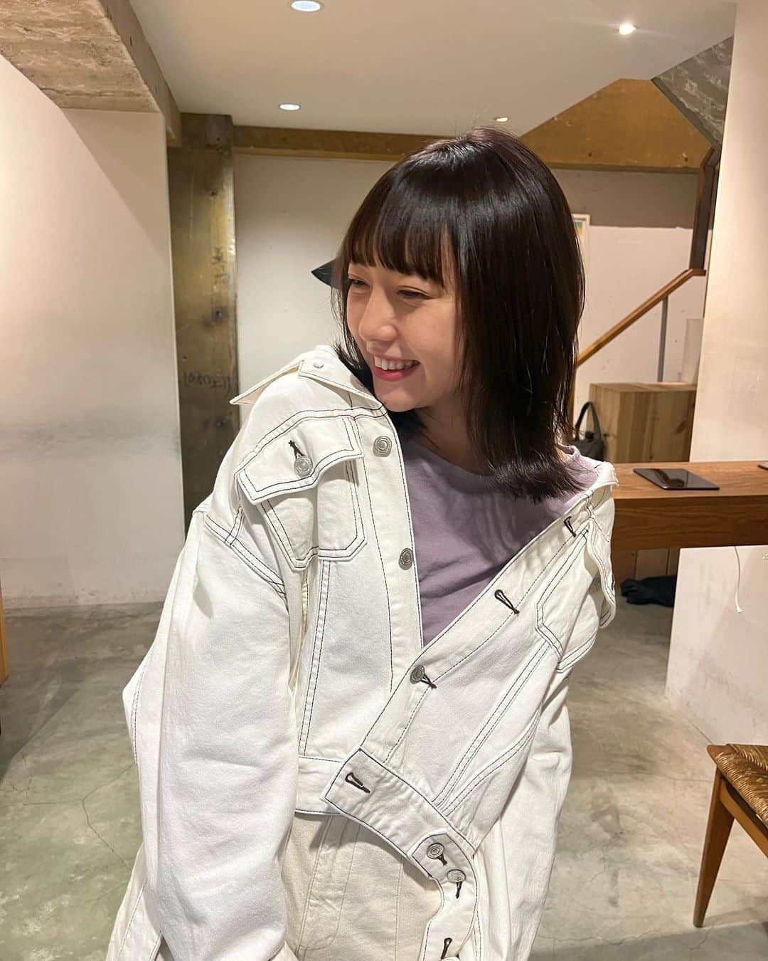 のインスタグラム：「ある撮影がクランクアップしました😌  ちょっと前髪を短くして挑んだ役でした。  優しさに溢れた素敵な現場で楽しくお芝居させてもらえて幸せでした。 懐かしいスタッフさんたちや新たな出会いに感謝、やっぱり撮影は楽しいなあ。  また告知します！  みなさま急に寒くなってきたので体調気をつけて…！」