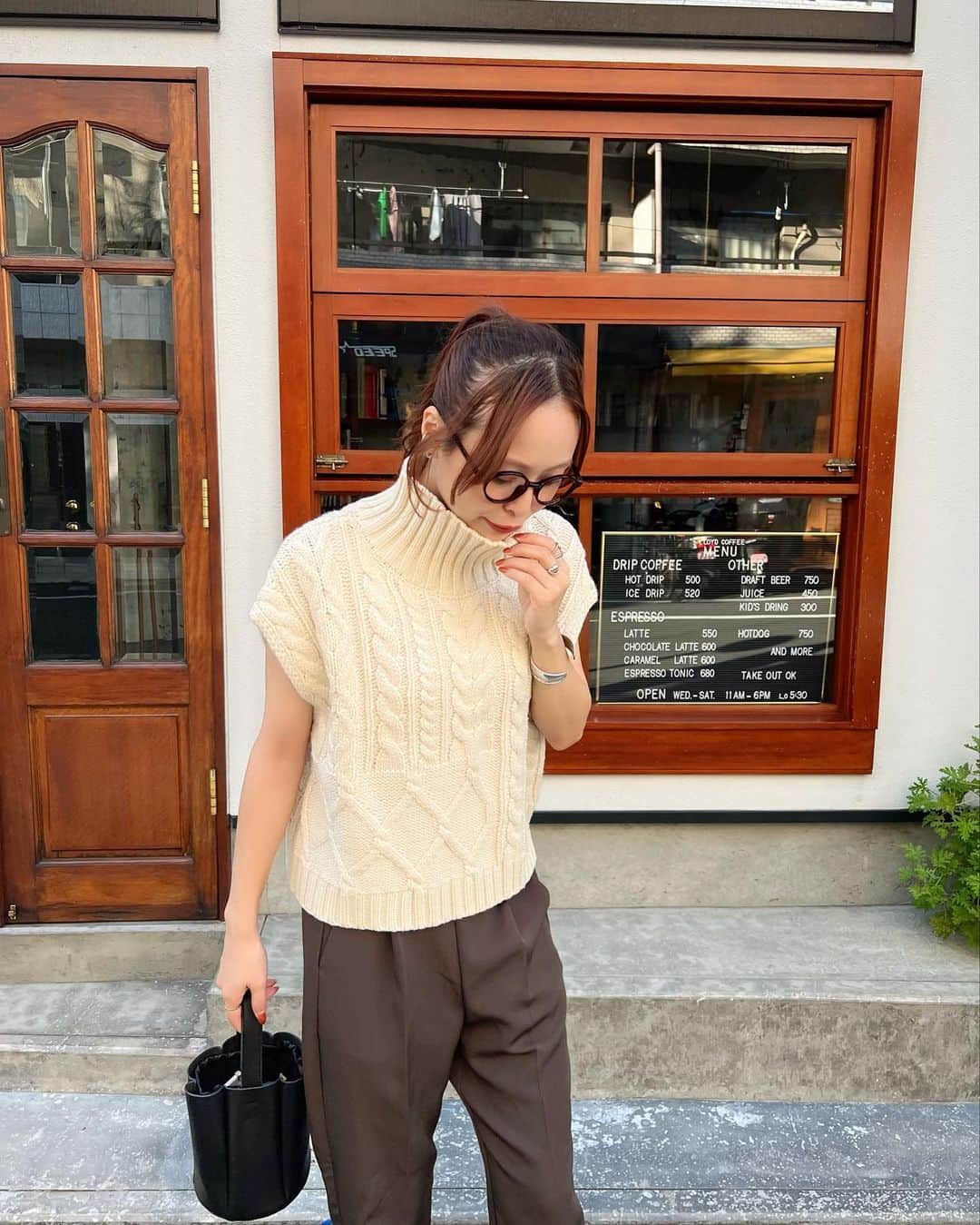 榊本麻衣さんのインスタグラム写真 - (榊本麻衣Instagram)「𓂃𓈒𓏸︎︎︎︎ ❤︎ ⁡ ⁡ このニットベストめちゃ好きなんよな(˶> <˶)♡ ⁡ この日は1枚で着たけど、 中にロンTとかブラウス着ても可愛い🌼 ⁡ 久しぶりにポニーテールしたけど やっぱり髪の毛伸びたなぁ😌 ⁡ ⁡ knit： @ungrid_official  bangle： @sakiii049 @saki_felice  bag： @maison_couleur_  loafers： @randa_pic  ⁡ ⁡ ⁡ #mai___fashion #mai___code #コーデ #コーディネート #fashion #ファッション #カジュアル #カジュアルコーデ  #大人カジュアル #大人女子 #大人可愛い #きれいめカジュアル #カフェ #都内カフェ巡り #カフェ巡り #秋コーデ #東京カフェ #RANDA #ポニーテール #ニットベスト #Ungrid」10月6日 20時50分 - maipipii