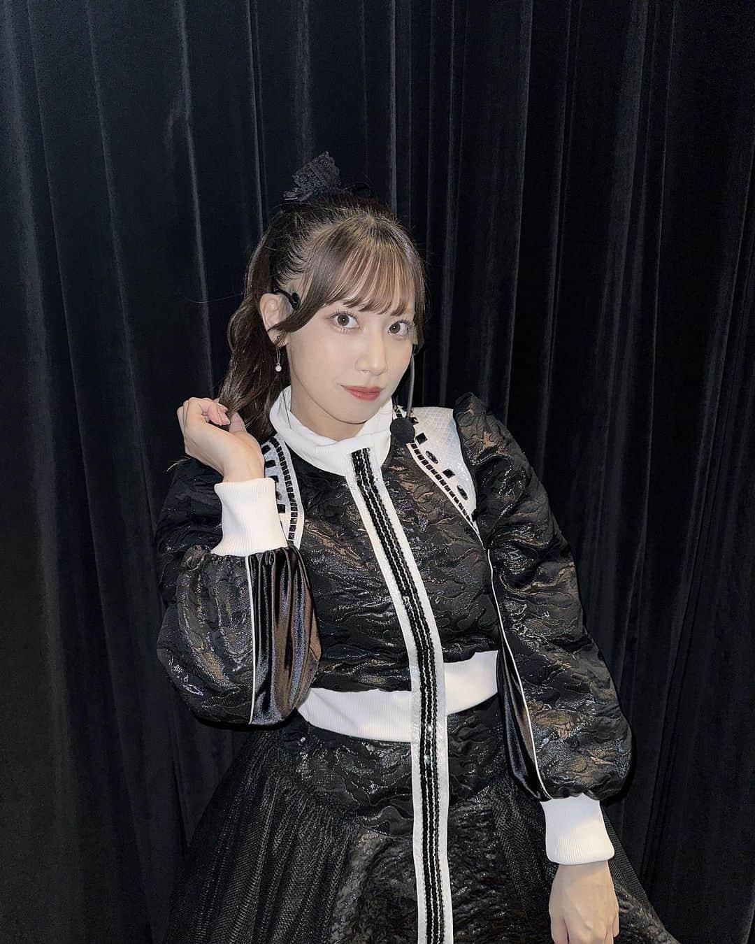 荒井優希のインスタグラム：「新衣装🧏🏻‍♀️✨ チェックの衣装は青色💙かわいい🥹🍓」