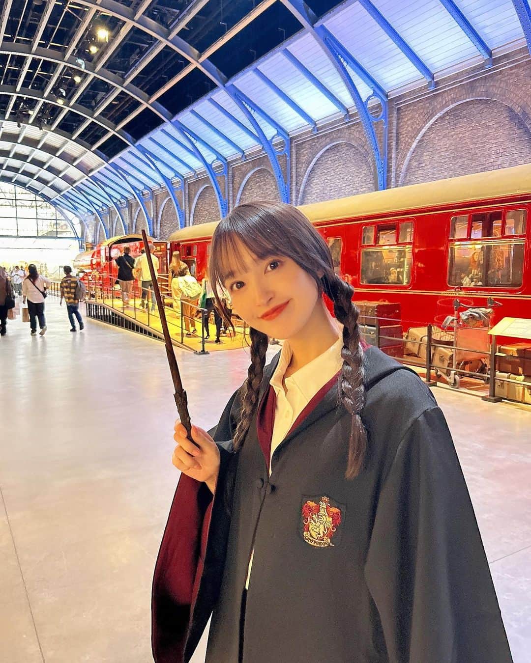 あかねぴのインスタグラム：「. ⁡ Harry Potter 🧙🏻‍♀️🪄 スタジオツアー東京の思い出たち📷♡ ⁡ 実は8月に行ったんだけど、 ストーリーにだけ載せてフィードのタイミング 遅くなっちゃいました🥹💭 ⁡ 15時からのチケットで行ったんだけど、 たっっくさん動画も写真も撮って レストランやカフェも満喫してたら19時になってた🌙笑 ほんとに時間と体力が足りないくらい 楽しめる空間だった...🥹💕 ⁡ ハリポタ好きは絶対行くべきスポット🫶🏻  グリフィンドールのローブと杖は 現地で調達しました🪄 ネクタイとかニットもあって、全身揃えたくなるくらい 可愛かったよ〜☺️☺️ ⁡ ⁡ ⁡ #harrypotter #harrypotterfan #ハリーポッター #ハリーポッタースタジオツアー #ハリポタツアー #ハリーポッターコーデ #ホグワーツ #グリフィンドール #東京観光」