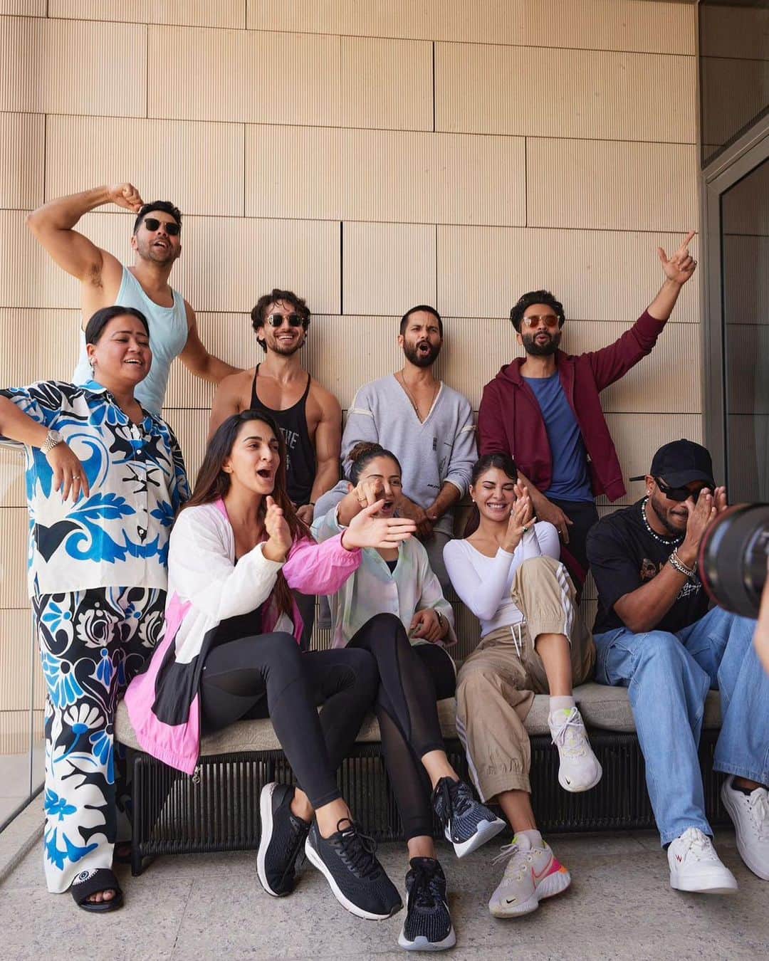 Varun Dhawanのインスタグラム：「Happy focused faces to take over doha. In just 5 days we managed to sell out an arena. Ready to dance our hearts out.  P.s- i made tiger smile #entertainerno1   And I’m nervous to dance next to shahid !!!」