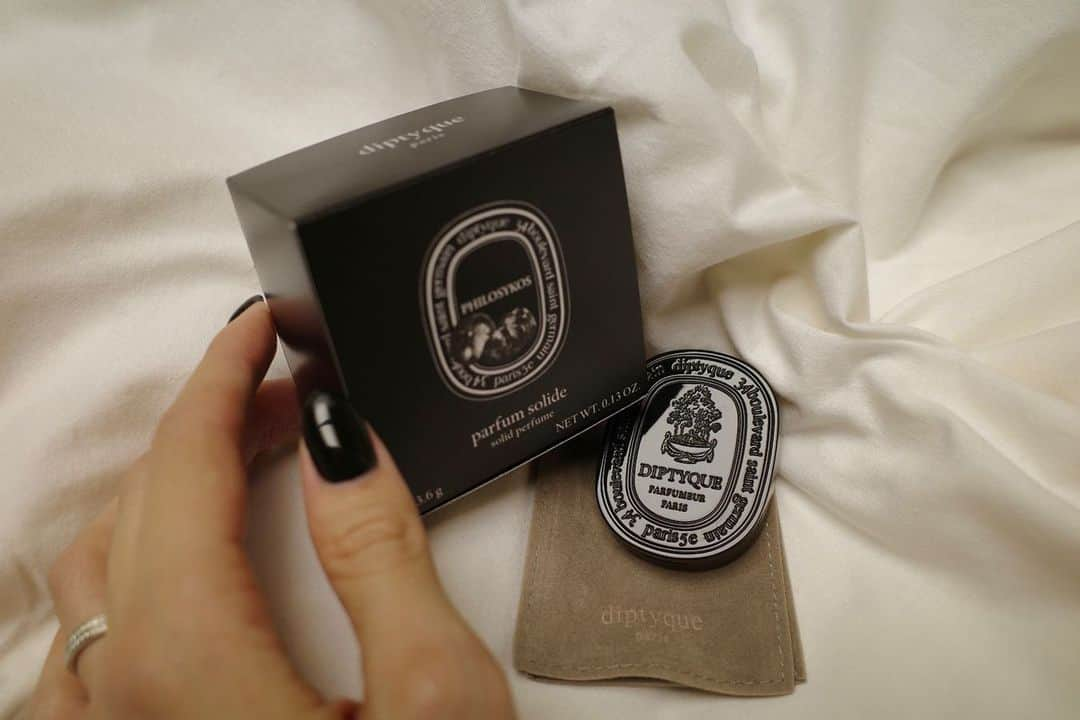 山本里菜のインスタグラム：「. 🖤🖤🖤  #diptyque  #philosykos  #thankyou」