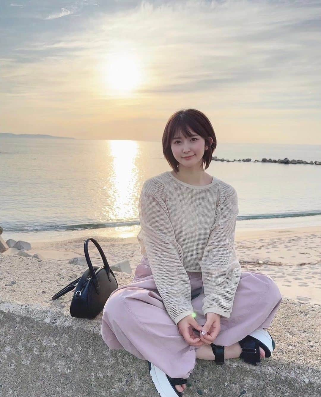 深田結梨（浅田結梨）さんのインスタグラム写真 - (深田結梨（浅田結梨）Instagram)「応援してくださっている全ての皆様へ  この度、私はAV女優を引退する決断をいたしました。  休業していた1年半、たくさん悩んで 迷って、ようやく答えを出せました。  引退作はアメリカと日本で 約3週間かけて撮りました🇺🇸🇯🇵  YONAKAから2023年11月19日配信開始。同年11月23日DVD発売予定です。  なんと3枚組12時間完全新作撮り下ろしです‥  このような形で引退作をつくることができ感謝しかありません。  メーカーさん、ファンの皆さん 本当にありがとうございます。  引退理由や、これまでの作品について、 アイドル活動での思い出、胸中なども 話しています。  喜んでも悲しくてもどんなに怒ってても あまり自分の思ってることを伝えるのが 得意じゃなくてゆっくりゆっくり話してたせいなのか‥はたまた、いざ言葉にすると自分で決めたことなのにさみしくて泣いてばっかりだったせいなのか‥聞いたことない長尺引退作となってしまいました。  すみません‥  ぜひたくさんの方に観てほしいです。  そして、デビューから8年も経っていることに驚いています。  私は1人の人間としても女優としてもまだまだ未熟で子供っぽくて‥だけど、 みんなが大好きだよって、私が必要だよってたくさんあたたかい言葉をかけてくれたから、素敵な景色を見せてくれたから、愛をたくさんくれたから、これまで続けてこれました。  AV女優は天職で、 AV業界は居場所でした。  周りの人たちに助けてもらいながら 歩んできた幸せな8年間でした。  朝は早いし、帰りも遅いし、体力もしんどいし‥いいことばっかりな訳なくて思い出したくないほど嫌なこともあったけど、けど、とても楽しかったです。  私はAVが、エロが、現場が、大好きでした。  関係者の皆様、ファンの皆様 本当に、ほんとうにお世話になりました。 ありがとうございました。  また、11月12日はデビュー8周年の記念日でもありますので一緒にお祝いしていただけたら嬉しいです。  AV女優 深田結梨を応援してくださった 全ての皆様、 本当にありがとうございました。」10月6日 21時01分 - yuuriman_