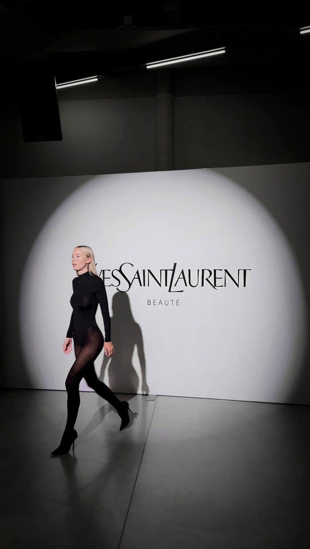 Victoria Törnegrenのインスタグラム：「Entering the @yslbeauty event last night 🖤 #yslbeauty #makeup #invited」