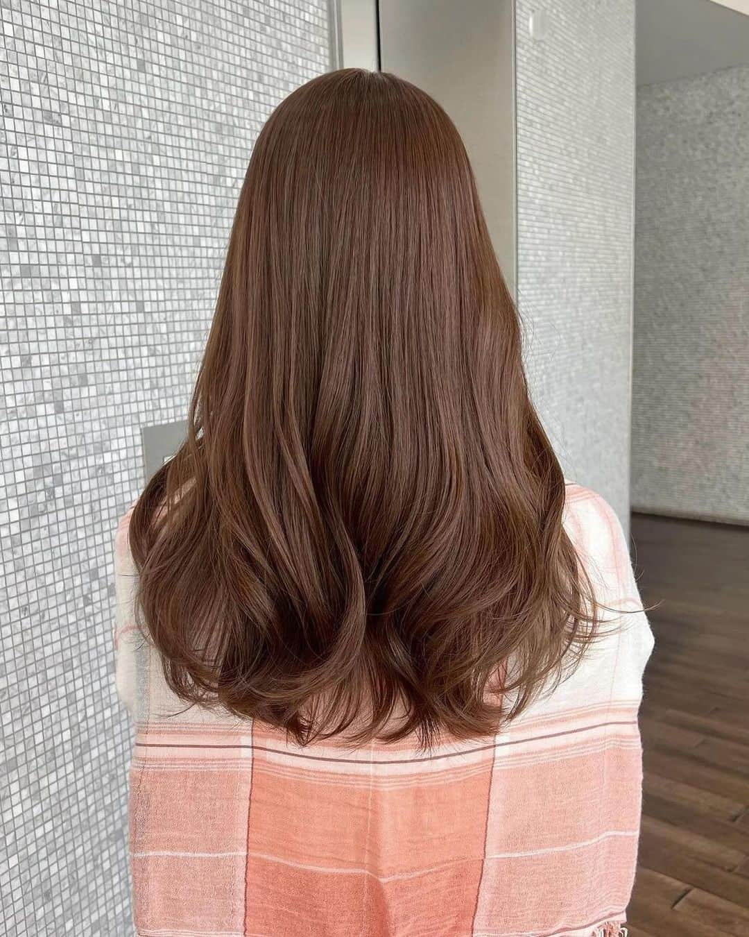 美容室ZACCのインスタグラム：「ブリーチなしダブルカラーでつくる beige color🌿  髪の状態によっては ワンカラーでもご案内できます♡  ブリーチなしでご案内できるカラーなので色持ちもよく 綺麗な髪を維持できます♡  ブリーチなしダブルカラーのメニューでしっかり赤みを消しましょう🧸  低ダメージでの施術で柔らかくて 綺麗な理想のヘアになりましょう！  保存してカウンセリング時にお見せ下さい🌱  お気軽にご相談ください✂︎ stylist by ZACC vie @riiiiharu36   ーーーーーーーーーーーーーーーーーーーーーー 【ご新規様限定📣】 ZACCホームページのweb予約にて初回10%off🌿 ✔︎ザック全店ご新規様（表参道、銀座） ✔︎平日のみ対象 ✔︎カット、前髪カットのみ対象外  【price】 カット¥8,250→¥7,425 カット+カラー¥18,150→¥16,335 カット+カラー+トリートメント→¥25,850→¥23,265 その他全メニュー対象です🗣 （カットのみ、前髪カットのみ対象外） ーーーーーーーーーーーーーーーーーーーーーーーーーー 東京都港区北青山3-11-7 Aoビル4F 表参道駅B2出口　徒歩30秒 ☎︎03-5468-5882  #美容室#表参道#zacc#韓国風ヘア#韓国ヘア#レイヤーカット #レイヤースタイル #顔周りカット #顔周りレイヤー #ロングヘア#くびれヘア #大人ヘア #ヨシンモリ #ヨシンモリ巻き #レイヤー #ヘアスタイル  #モテ髪  #表参道美容室 #ザック#ロングレイヤー #艶髪カラー #ウェーブヘア#ゆる巻き」