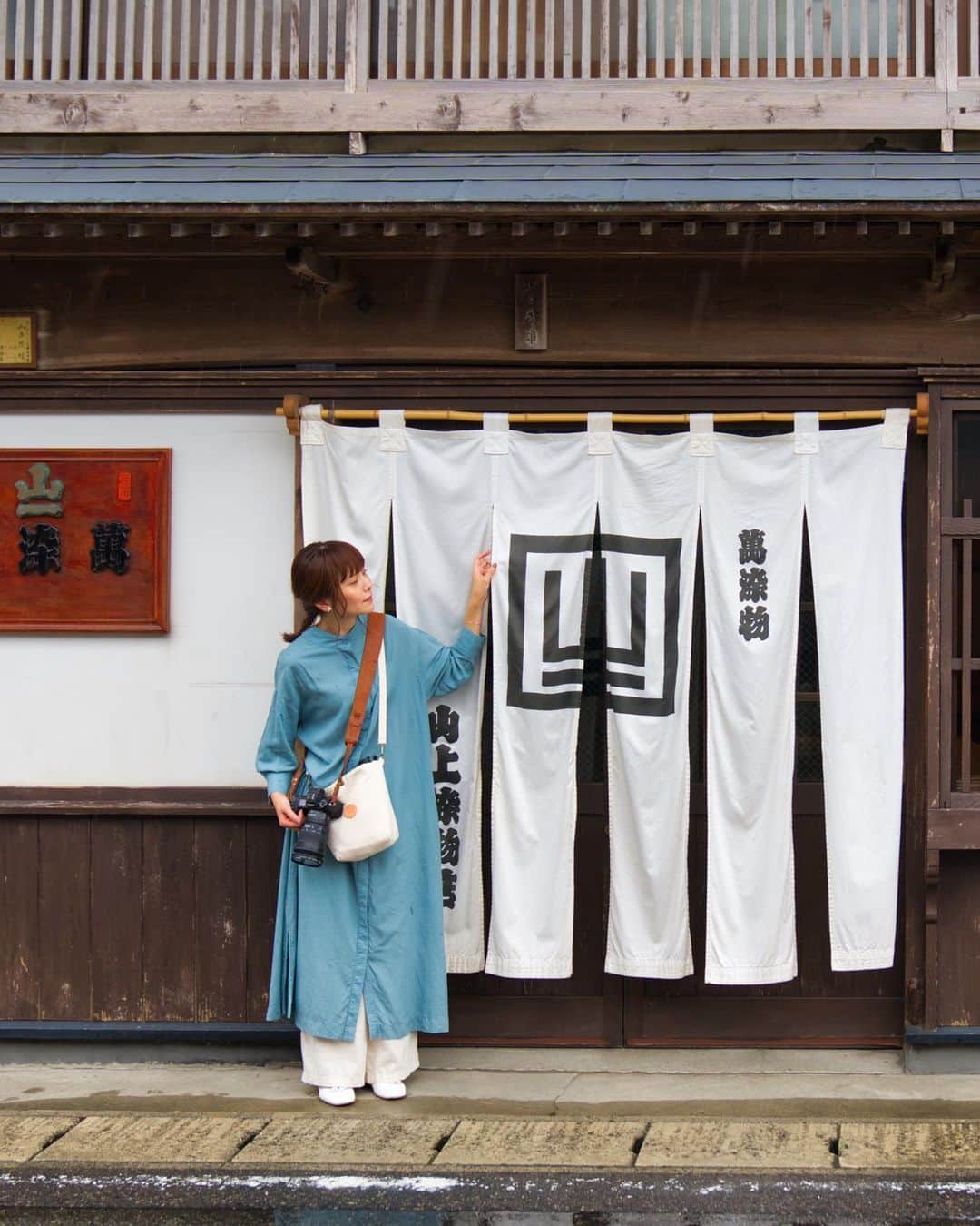 Koichiのインスタグラム：「. . 夏の終わり　新潟 村上の旅  ［5］村上のお愉しみ --------------------  村上での2泊3日。素敵な場所を沢山巡りました。 今回は、ここでしか体験できないことや、村上でしか味わえない食をご紹介。  📍山上染物店 360年の歴史がある染物店。江戸時代の町屋建築が素敵で、登録有形文化財の母屋も公開されています。 今回は村上茶を使った茶染めを体験させて頂きました。  📍茶寮 カネエイ 村上茶の老舗「富士茶園」が、製茶工場をリノベーションした隠れ家のような日本茶専門カフェ。 茶葉も水も茶器も淹れ方も、全てにこだわった村上茶が堪能できます。  📍Casa del Faro カーサ・デル・ファーロ 東京から移住したご夫婦が、昭和の匂いが残る古民家をリノベーションした一軒家のイタリアン・南欧料理のお店。 地元の海の幸、山の幸、里山の野菜を生かしてアレンジされた料理は、どれも素材の味が生きてて滋味深さを感じるお料理でした。  📍Dinner’s Kitchen Woody 幻の和牛「村上牛」をカジュアルに味わえるダイナー。 実家が生産農家というシェフが、丹精込めて育てられた貴重な村上牛を様々な洋食メニューにして提供されています。 ランチで頂いたローストビーフ丼、美味しすぎました！  #murakami_trip #pr  .」