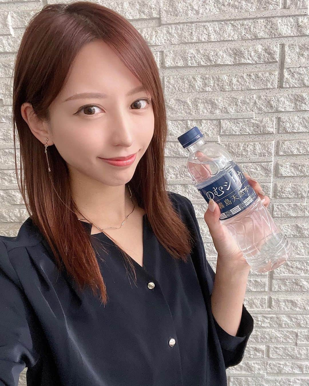 高塚みゆきのインスタグラム：「はいっ🩵  ︎︎ お水大好きな私がよく飲んでる（ のむシリカ ）♪  ︎︎ インスタでも度々紹介して登場してるから フォロワーさんにはもうおなじみだと思うけど。笑  ︎︎  ︎︎ やっぱりこれが一番‪‪❤︎‬  ︎︎ お風呂や岩盤浴に行くときには絶対で 老廃物の排出にも役立つんよね😎！  ︎︎ 最近はスーパーでもよく見かけるようになって 結構どこでも手に入りやすくなったから めっちゃ嬉しい😍  ︎︎  ︎︎ @nomusilica_official   ︎︎  ︎︎ #シリカ #シリカ水 #のむシリカ #supported #ナチュラルミネラルウォーター #霧島天然水 #美容 #ケイ素」