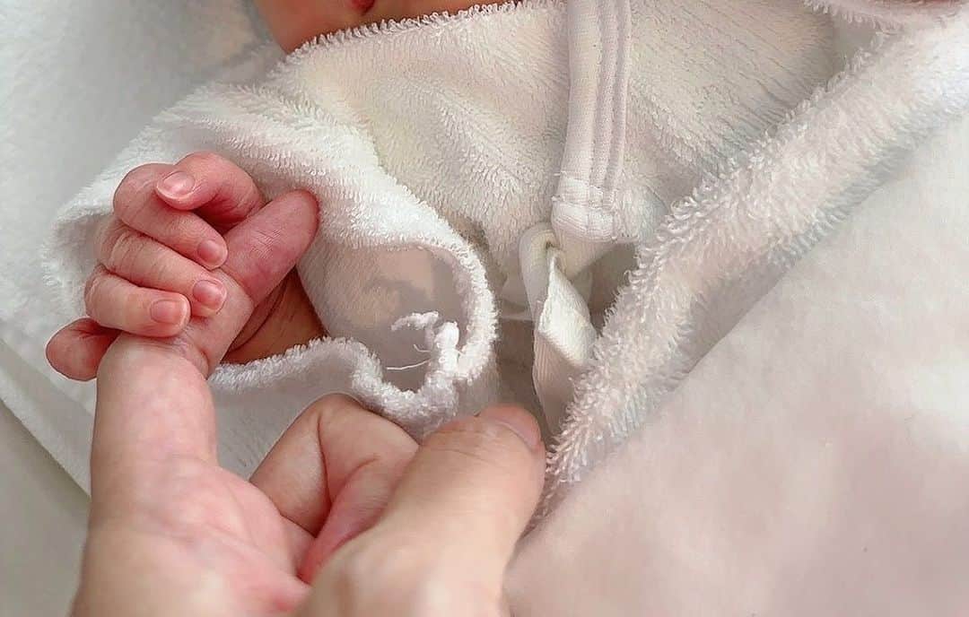 須貝茉彩のインスタグラム：「【ご報告】  この度元気な男の子を出産いたしました👶🏻🩵  3330gのビッグベビーで、 夫婦ですきな数字の３が揃っていて嬉しびっくり🌕✨  毎日くるくる変わる表情が愛おしく、 これからどんな風に成長していくのか とても楽しみです😊🌱  まずは身体を休めて、 今のこの時間を大切にし 徐々に仕事復帰をする予定でいます。  今後は子育てにお仕事とさらにパワーアップして 頑張っていきたいと思っていますので 引き続きよろしくお願いいたします。  須貝茉彩  #出産報告 #9月うまれ」