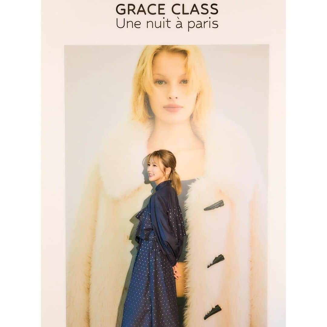 真野恵里菜さんのインスタグラム写真 - (真野恵里菜Instagram)「GRACE CLASSのトランクショーに行って来ました🖤 こういう場に行くのは初めてだったからものすごくドキドキしたー！！ どのお洋服もとっても素敵でした🫧 着てるワンピースもGRACE CLASS👗 2枚目と3枚目の写真はカメラマンさんが撮ってくれました！ . . 髪を明るくしてからまだマネージャーさんに会ってなかったから 今日、待ち合わせ場所に行ったら私を見て 「おぉー！明るくなってるー！！」と目をまんまるにしてました😂 いつまでこの色で過ごせるかなぁ・・・ すっかりお気に入りだから出来るだけ長い期間がいいなぁ🥹 #GRACECRASS #ワンピース #🖤」10月6日 20時59分 - erinamano_official