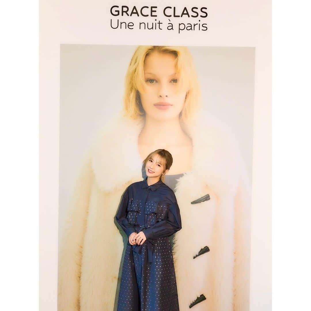 真野恵里菜さんのインスタグラム写真 - (真野恵里菜Instagram)「GRACE CLASSのトランクショーに行って来ました🖤 こういう場に行くのは初めてだったからものすごくドキドキしたー！！ どのお洋服もとっても素敵でした🫧 着てるワンピースもGRACE CLASS👗 2枚目と3枚目の写真はカメラマンさんが撮ってくれました！ . . 髪を明るくしてからまだマネージャーさんに会ってなかったから 今日、待ち合わせ場所に行ったら私を見て 「おぉー！明るくなってるー！！」と目をまんまるにしてました😂 いつまでこの色で過ごせるかなぁ・・・ すっかりお気に入りだから出来るだけ長い期間がいいなぁ🥹 #GRACECRASS #ワンピース #🖤」10月6日 20時59分 - erinamano_official