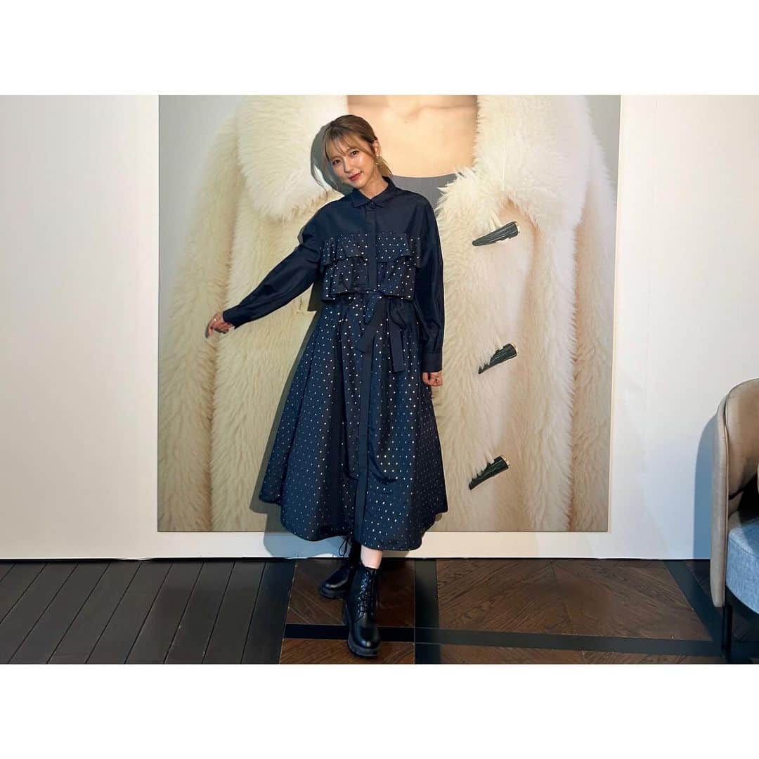 真野恵里菜のインスタグラム：「GRACE CLASSのトランクショーに行って来ました🖤 こういう場に行くのは初めてだったからものすごくドキドキしたー！！ どのお洋服もとっても素敵でした🫧 着てるワンピースもGRACE CLASS👗 2枚目と3枚目の写真はカメラマンさんが撮ってくれました！ . . 髪を明るくしてからまだマネージャーさんに会ってなかったから 今日、待ち合わせ場所に行ったら私を見て 「おぉー！明るくなってるー！！」と目をまんまるにしてました😂 いつまでこの色で過ごせるかなぁ・・・ すっかりお気に入りだから出来るだけ長い期間がいいなぁ🥹 #GRACECRASS #ワンピース #🖤」