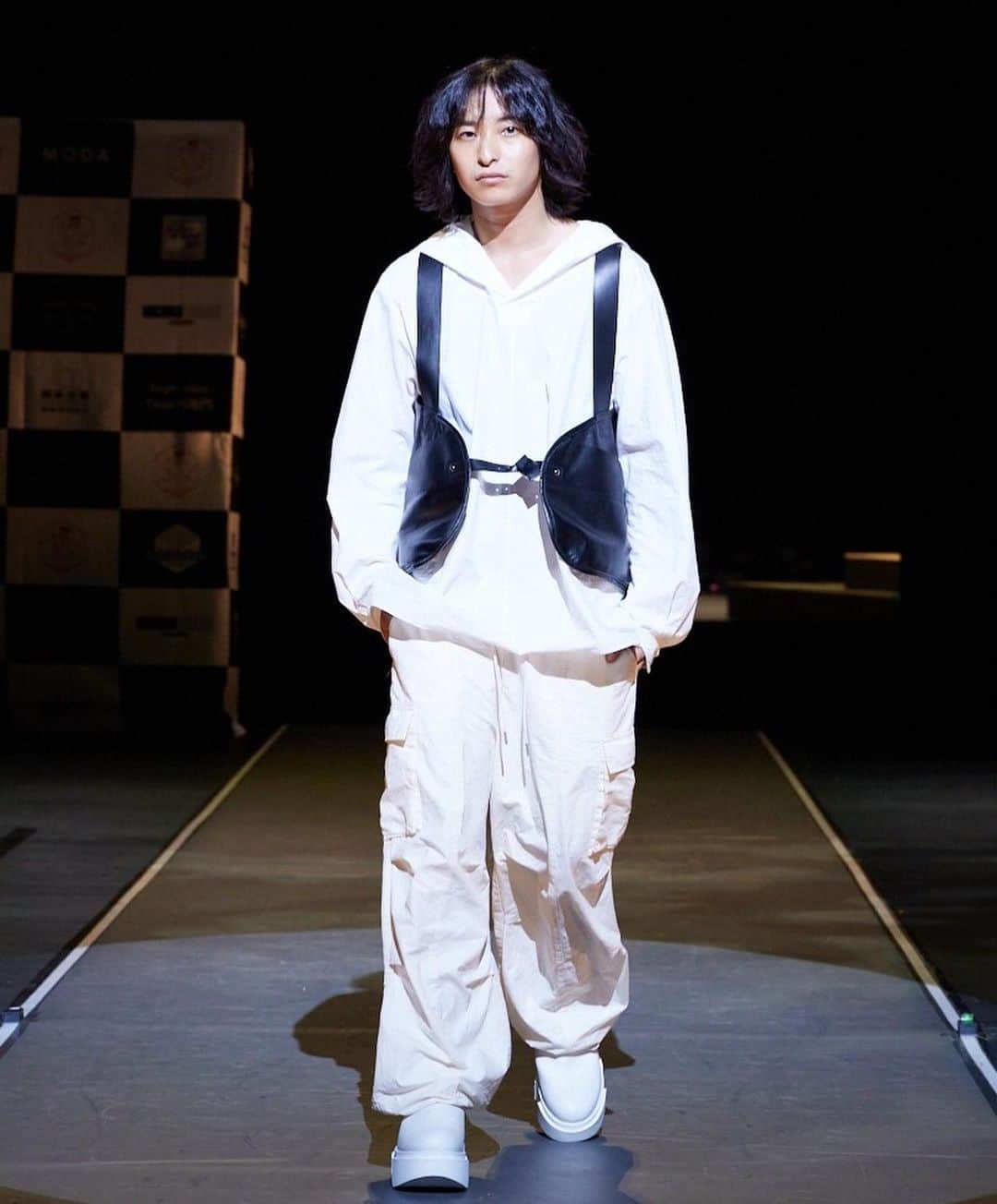 上野一稀のインスタグラム：「・ 姫路レザーファッションショー. 出演致しました。 ・ 今日響いた言葉  Beauty is in the eyes of the beholder. 美しさは、見る人の心の中にある。 ・ ・ ・ ・ ・ ・ ・ ・ ・ ・ #レザーファッションショー #ファッションショー #レザー #レザーコーデ #ユニセックスコーデ #秋冬コーデ #秋冬ファッション #秋コーデ #メンズファッションコーデ #メンズモデル」