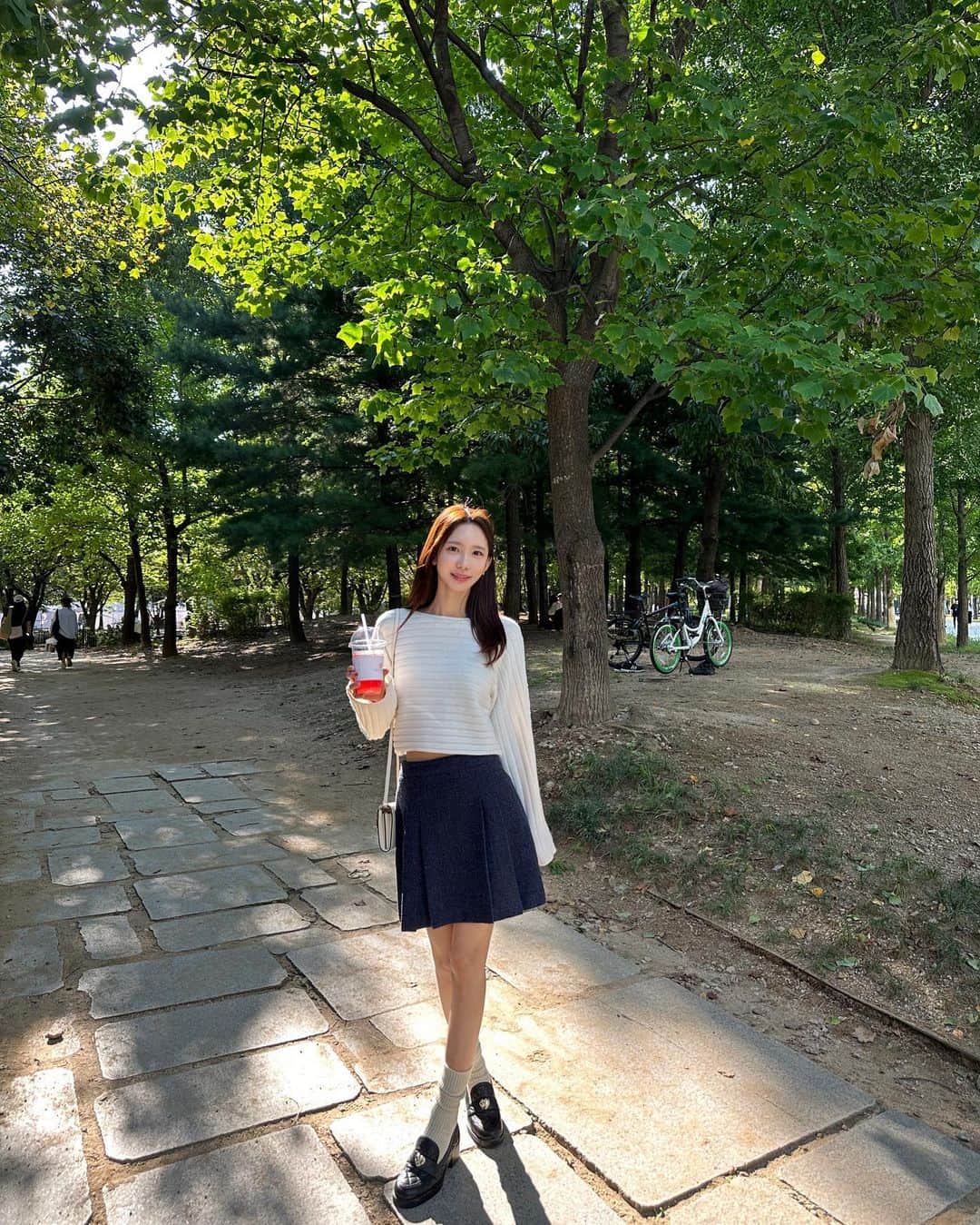 キム・ミニさんのインスタグラム写真 - (キム・ミニInstagram)「올해의 따뜻한 서울숲,  그리고 아이스 음료를 들고 있는 패기는  오늘이 마지막일 것 같아요..🫨  소중한 이 가을 허투루 쓰지 말라고 이렇게 좋은 니트들이 쏟아져나오나봅니다. 모두 열심히 준비했는데 다 보여드리는 게 관건이네요🌝✨」10月6日 20時59分 - mimiwor