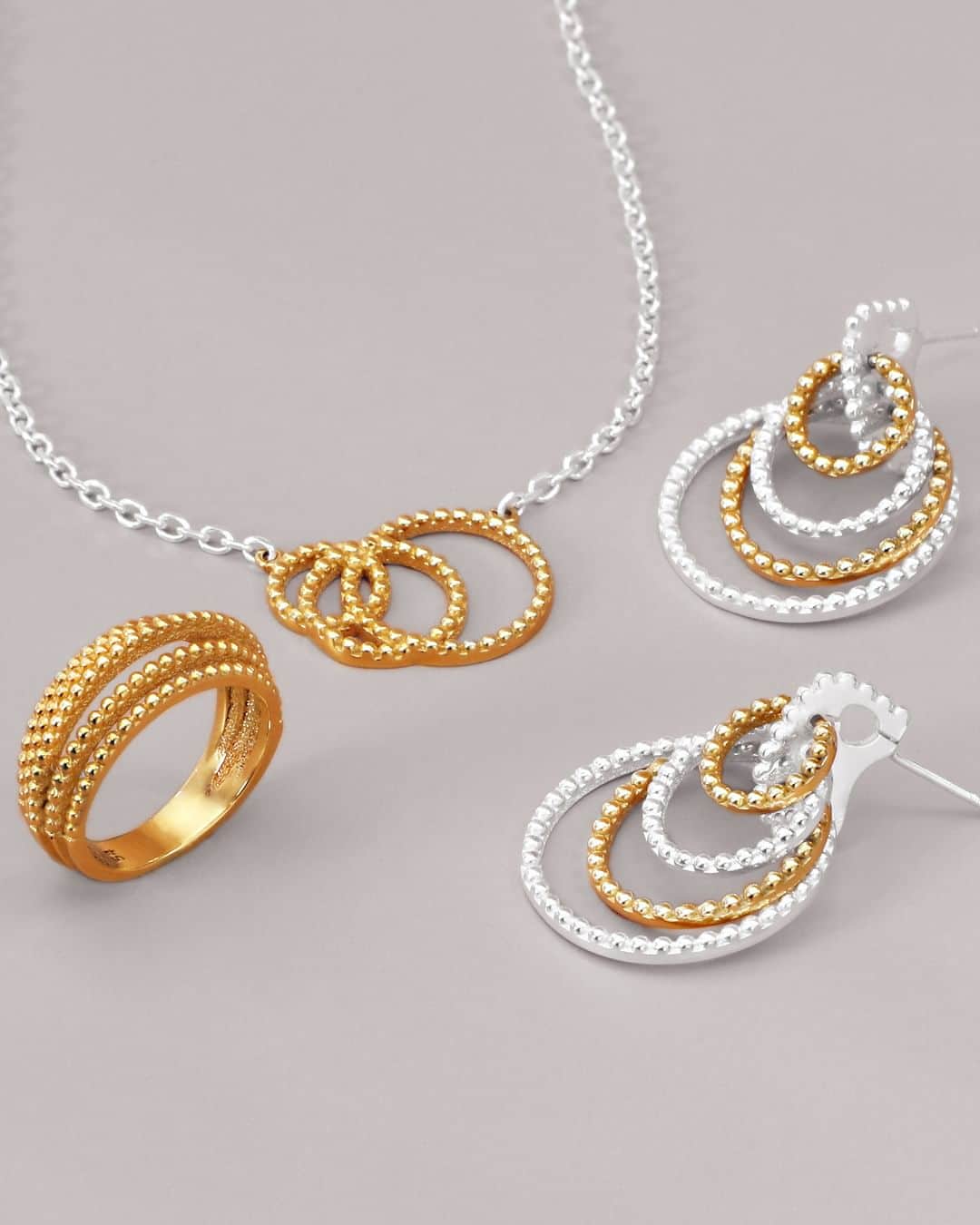 フォリフォリのインスタグラム：「We invite you on a journey of symmetry. Drawing inspiration from geometric designs, the Vivid Symmetries collection presents a complete set of jewelry with a modern aesthetics. Discover them online.  #follifollie #myfollifollie #earrings #necklace #ring #newcollection #2k23 #fashion #style #VividSymmetries #jewelleryofinstagram #jewelleryoftheday #jewellery #jewelry #instajewelry #fashionjewelry」