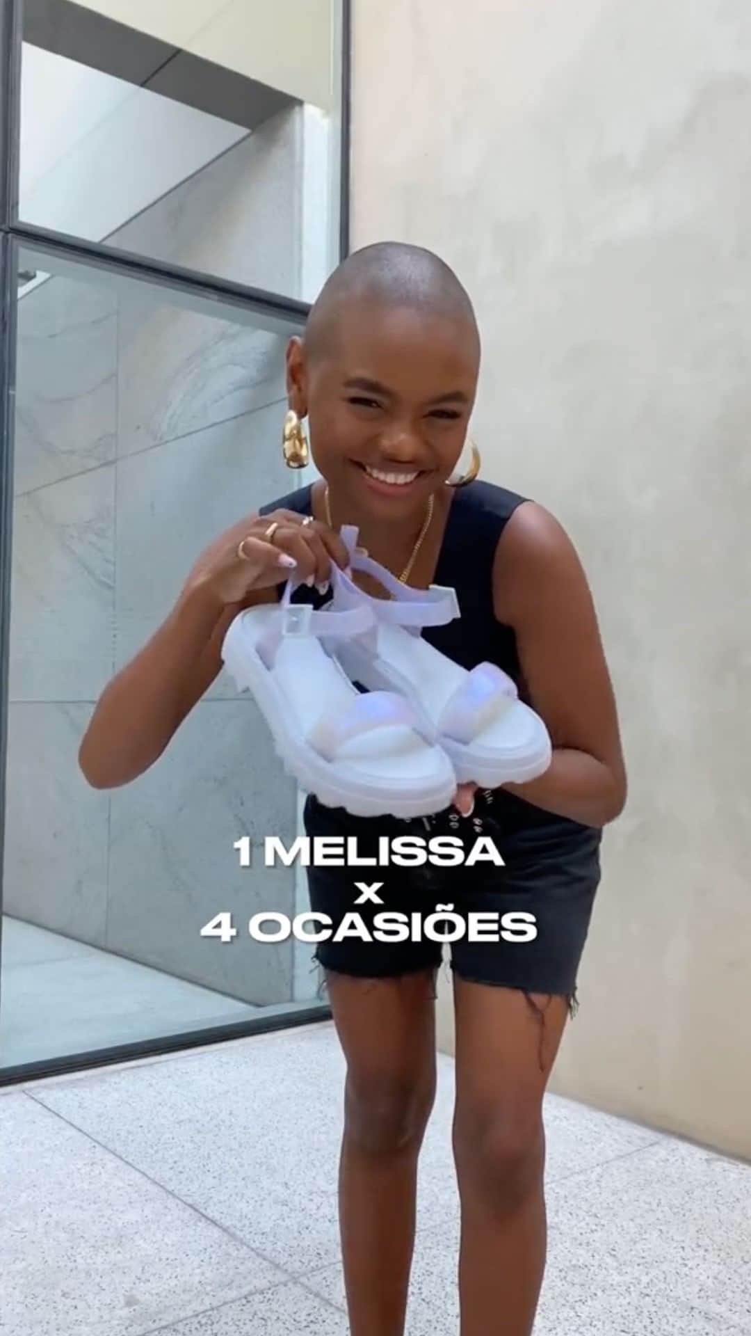 メリッサのインスタグラム：「Final de semana chegando e eu e a @mayslelis estamos como?! Prontas para todas as ocasiões com a #MelissaTownSandal 😘💅 Confira agora em melissa.com.br!」