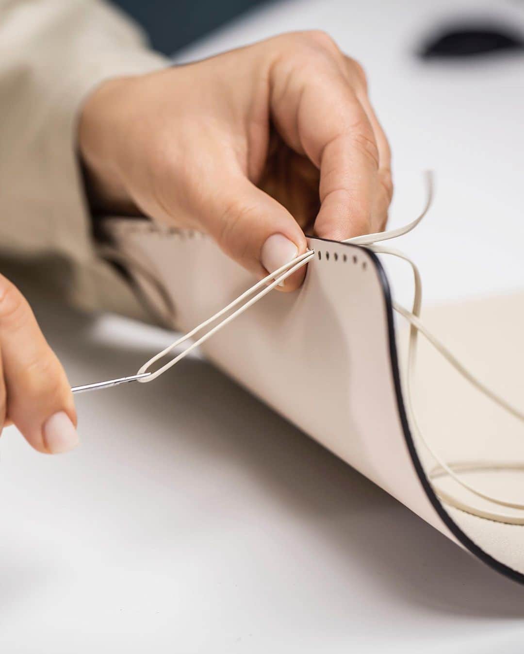 Fendiさんのインスタグラム写真 - (FendiInstagram)「From 1925 to today, Fendi's Selleria tradition continues in the hands of the Maison's artisans.」10月6日 21時00分 - fendi