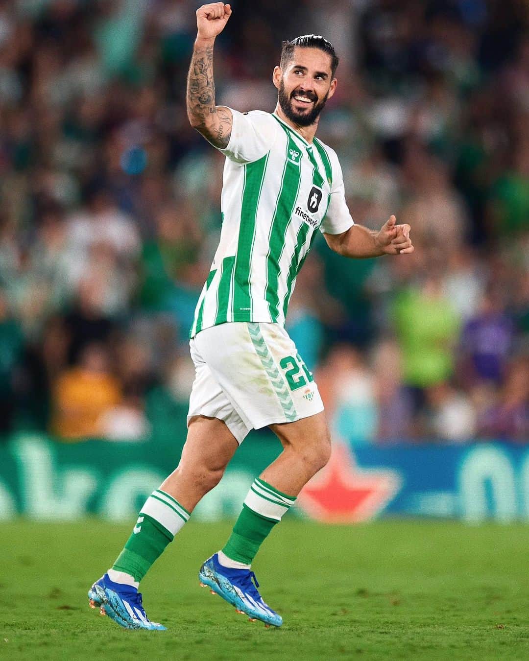フランシスコ・ロマン・アラルコンのインスタグラム：「Buena reacción del equipo y + 3! Contento por mi primer gol en casa💚⚽️! Y a por el domingo, vamos @realbetisbalompie 💪💪」