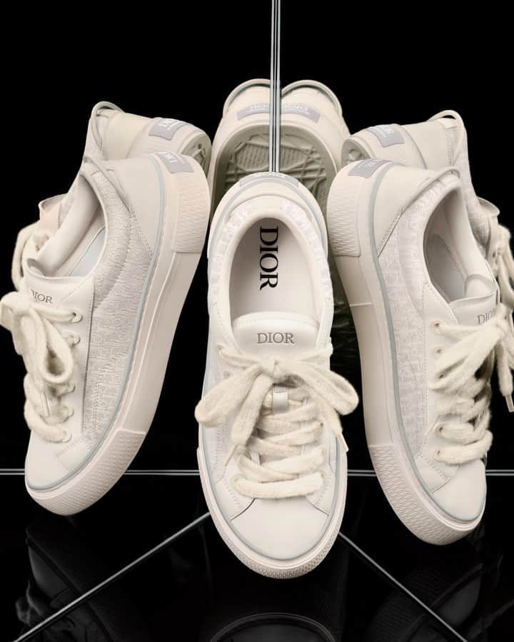 のインスタグラム：「Each piece in the #DiorWinter23 collection by @MrKimJones embodies the perfect blend of style and comfort, exemplified by the adaptable yet supple practicality of the Mini Dior Hit the Road bag and the #DiorB33 sneakers. This pair is the classic tennis shoe reimagined with a contemporary twist, featuring a modern silhouette and #DiorOblique jacquard.  © @RafaelPavarotti_」