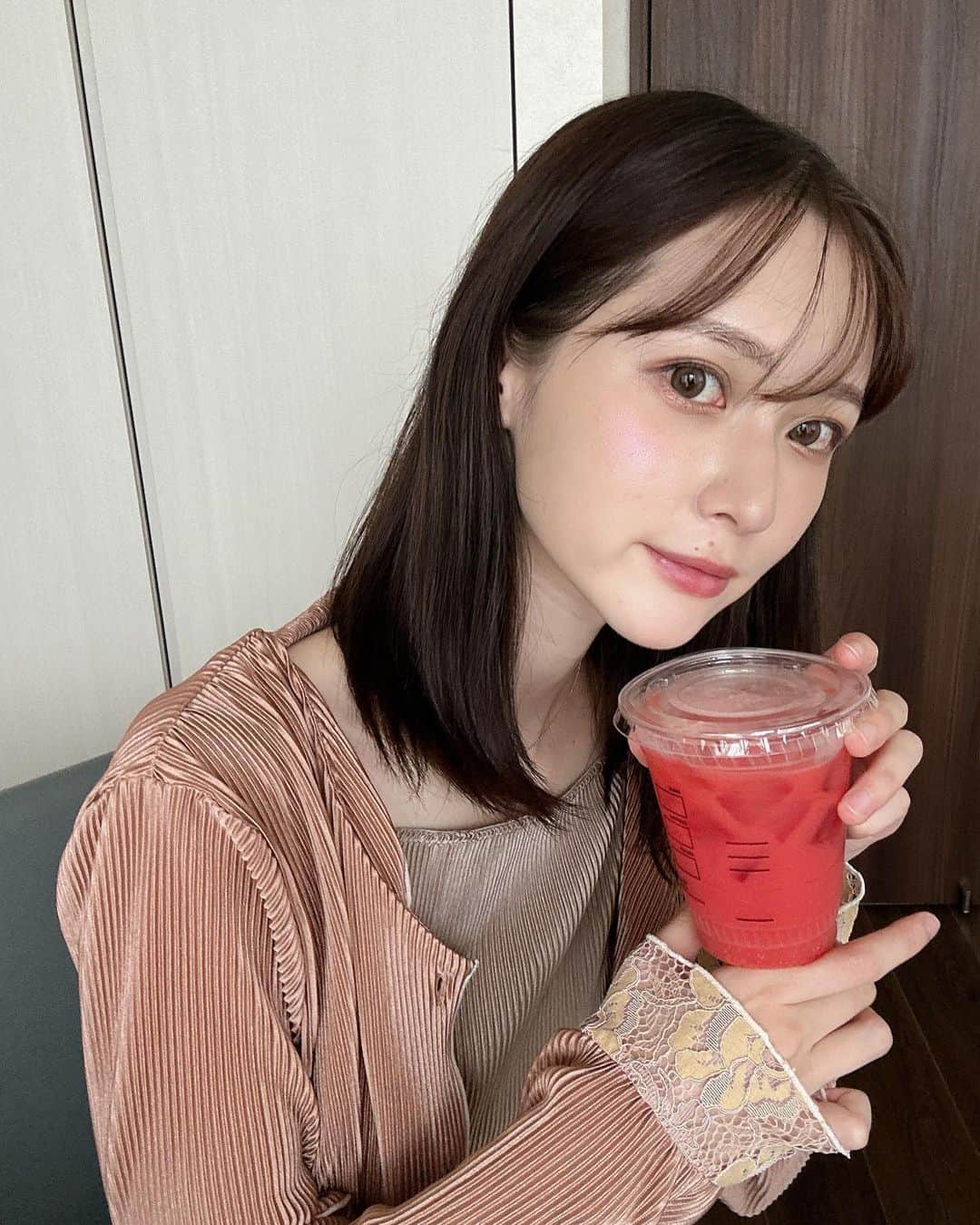 にょみ。さんのインスタグラム写真 - (にょみ。Instagram)「. . カーディガンとキャミワンピースは @priveve_priveve です🤍 . 妊娠の体重の増減で頬のたるみや もたつきがずっと気になっていたので… AclinicでAスレッドを受けてきました 妊娠中や授乳中は出来ないので やっと行けて嬉しい🥺 (1,2枚目がbefore、3枚目がafter)  内装が綺麗なのはもちろん スタッフの皆さんもお綺麗で お優しくてホスピタリティが素晴らしいです✨ ありがとうございました‪🙇🏻‍♀️  #priveve#ootd#baby#babyboy#ad #キャミワンピ#男の子ママ#beauty #美容  #タリーズコーヒー#ブラッドオレンジ#おいしい 🍊」10月6日 21時09分 - nyon514
