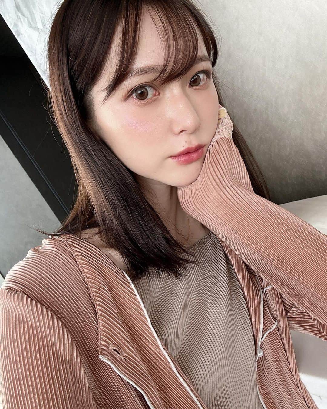 にょみ。さんのインスタグラム写真 - (にょみ。Instagram)「. . カーディガンとキャミワンピースは @priveve_priveve です🤍 . 妊娠の体重の増減で頬のたるみや もたつきがずっと気になっていたので… AclinicでAスレッドを受けてきました 妊娠中や授乳中は出来ないので やっと行けて嬉しい🥺 (1,2枚目がbefore、3枚目がafter)  内装が綺麗なのはもちろん スタッフの皆さんもお綺麗で お優しくてホスピタリティが素晴らしいです✨ ありがとうございました‪🙇🏻‍♀️  #priveve#ootd#baby#babyboy#ad #キャミワンピ#男の子ママ#beauty #美容  #タリーズコーヒー#ブラッドオレンジ#おいしい 🍊」10月6日 21時09分 - nyon514