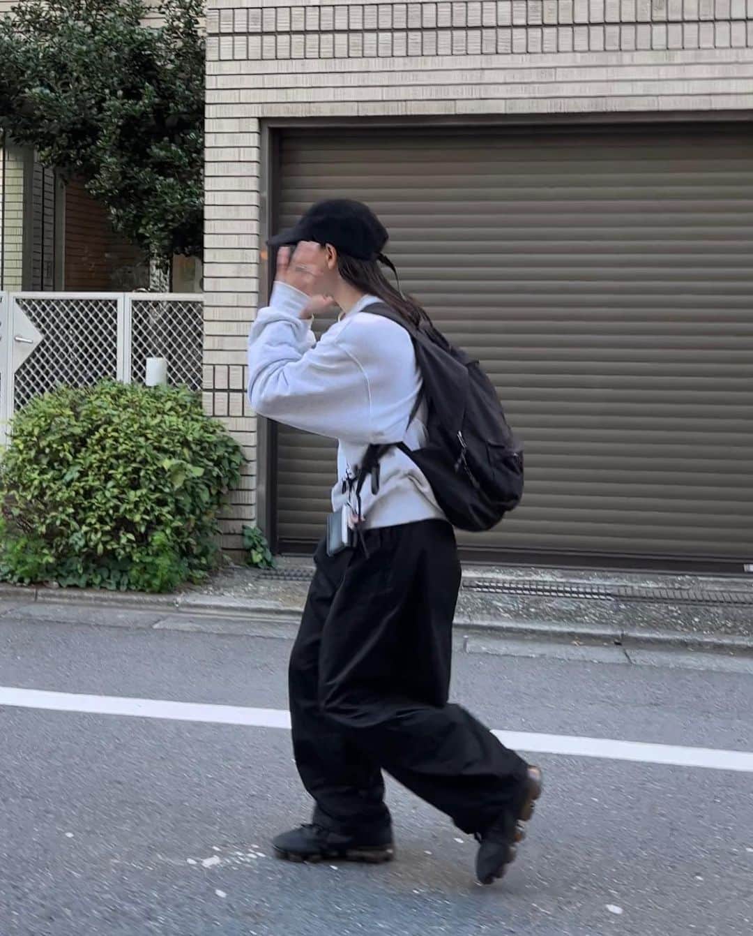 のインスタグラム：「today  涼しくてスウェットが着れて幸せ  tops... @llbeanjapan  pants... @somom_and_co  cap... @universal__products  bap... @champion_japan  shoes... @nike  . . 新しくgetした @hu_cbd_official  のラフランスフレーバーが とってもお気に入り🍐✨  仕事の休憩にぴったり  . . . #ootd#日々#シンプル#シンプルコーデ#メンズライク #秋コーデ#冬コーデ#サムオム#somomandco#サムオムアンドコー#シティーポップ#シティボーイ #シティポップ#ストリートシック#ストリートコーデ #ストリート#llbean #cityboy#citystyle#トラッドコーデ#fudge#ファッジ#cluel#クルーエル#広告 #提供 #PR #AD#スウェットコーデ #スウェット」