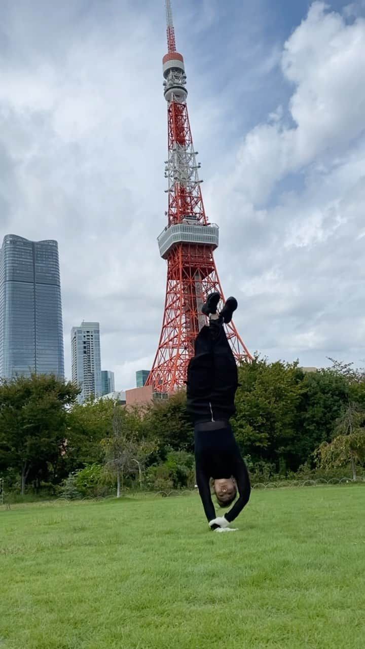 七瀬恋彩のインスタグラム：「東京タワー🗼 #Cocoapose 🎥 @ennuihawk  #cocoa #bgirlcocoa #actress #action #artist #dancer #bgirl #breakin #breakdance #bboying #powermove #powermoves #acrobatics #hollowback #frezze #streetdance #longhair #fashion #vintagefashion #teddybear」