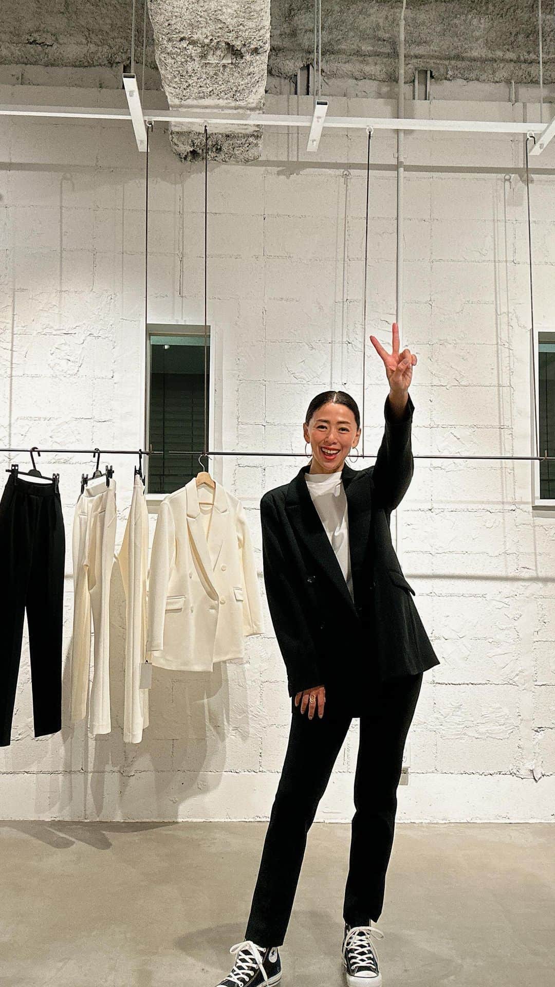 野沢和香のインスタグラム：「７日21時発売スーツ&pop upチケット紹介ライブ🖤 皆様ありがとうございました❣️ 明日どうぞよろしくお願いいたします🙇‍♀️」