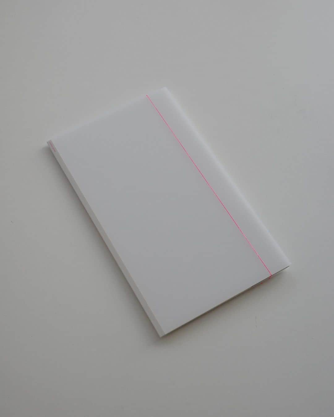 木村和平さんのインスタグラム写真 - (木村和平Instagram)「デザイナーの宮添浩司さんと、新しい本を手作りしました。 いつか作るであろう『石と桃』の作品集へ向けての、実験と即興の本です。  通常版と、プリント付きエディション(ed.10)があります。 10/8,9に京橋で開催されるブックフェアにて販売します。  『counterpoint』 カバー：A5変形ドイツ装巻き三つ折り 本文：サイズ3種中綴じ計84ページ , 空押し題箋貼り  通常版：3,500円 プリント付きエディション：12,000円  @printhousesession  @ocomecoji」10月6日 21時02分 - kazuheikimura