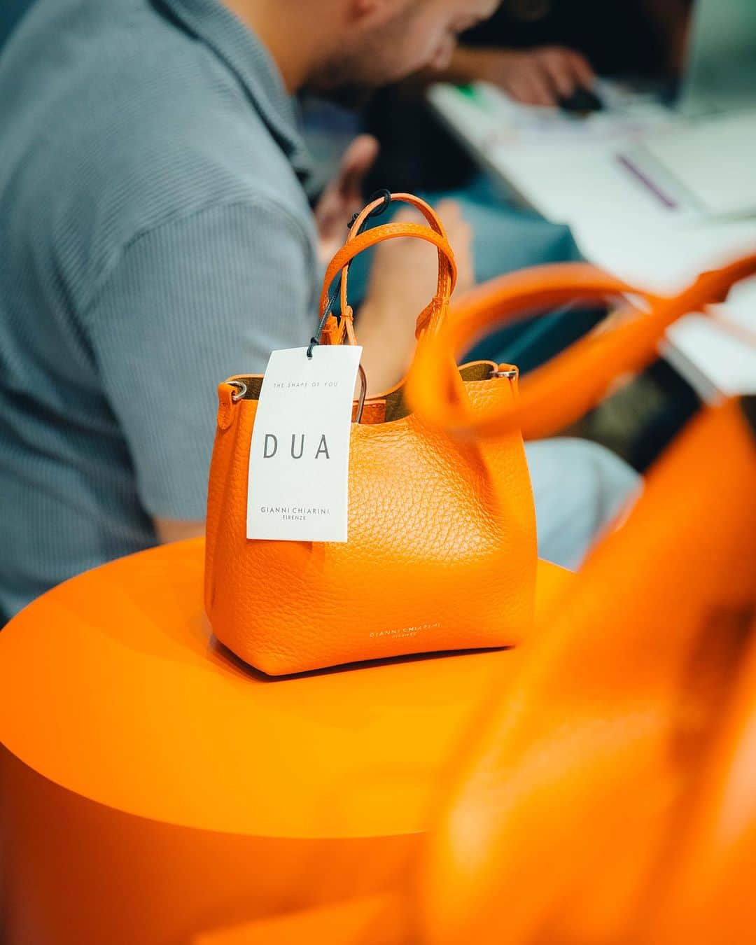 ジャンニキアリーニさんのインスタグラム写真 - (ジャンニキアリーニInstagram)「On October 5th, we held a special event, at Ludwig Beck in Munich, to present our icon DUA bag.  The perfect geometric shape of DUA went on stage at the Ludwig Beck with a scenographic installation, made up of a domination of color in the mood of the new FW 23/24 Collection. For the occasion, our guests had the opportunity to participate in a unique experience: the talented Luca Bohringer created a live hang-painting workshop by personalizing the DUA with different symbols and letters, so that everyone could have their own inimitable dream bag.  The pop-up al Ludwig Beck, Munich will be active until October 14th.」10月6日 21時03分 - giannichiarini