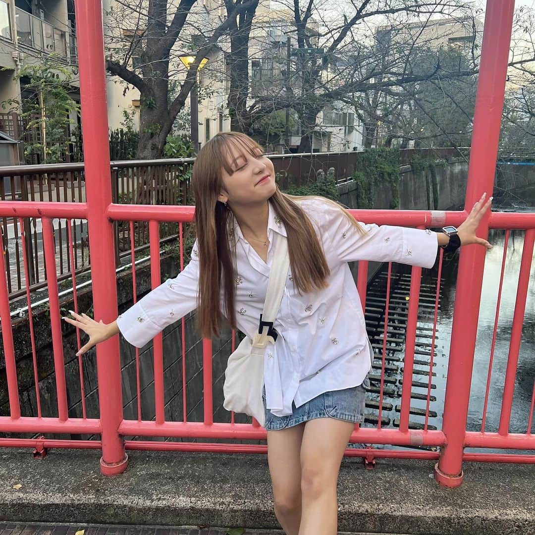 のインスタグラム：「. 今日のコーデ＾＾  日焼けしすぎて足の白い部分と焼けた部分の境目がひどい笑笑  今日はZARAコーデだよん🪄🩵 バックだけSHEIN🧳🤍   #ワカノシフク  #今日好き   #夏休み編2023   #06  #jk  #sjk   #吉田羽花」