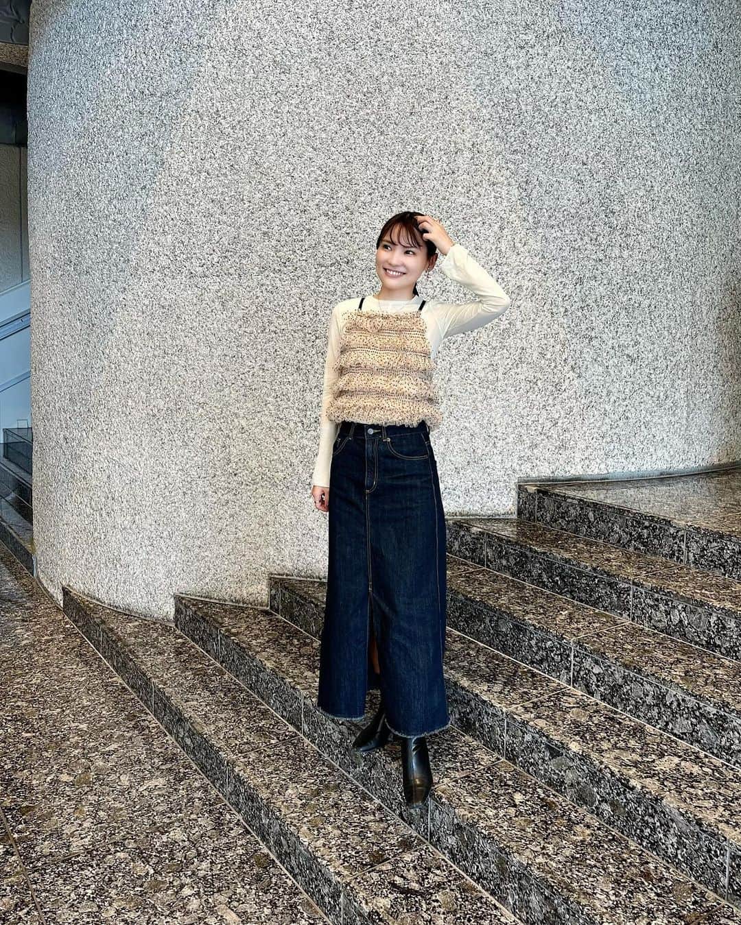 森田絵美のインスタグラム：「. ててて！TV ご覧いただきありがとうございました☺️🙏 . 本日はフリルのビスチェ🤍 バックスタイルも可愛くて お気に入りなのです☺️🙏 . ヘアスタイルは @charme_hairsalon  @sakikochino  スッキリまとめてもらいました🤍 . #ootd  #ootdfashion  #fashion  #autumn  #autumnfashion」