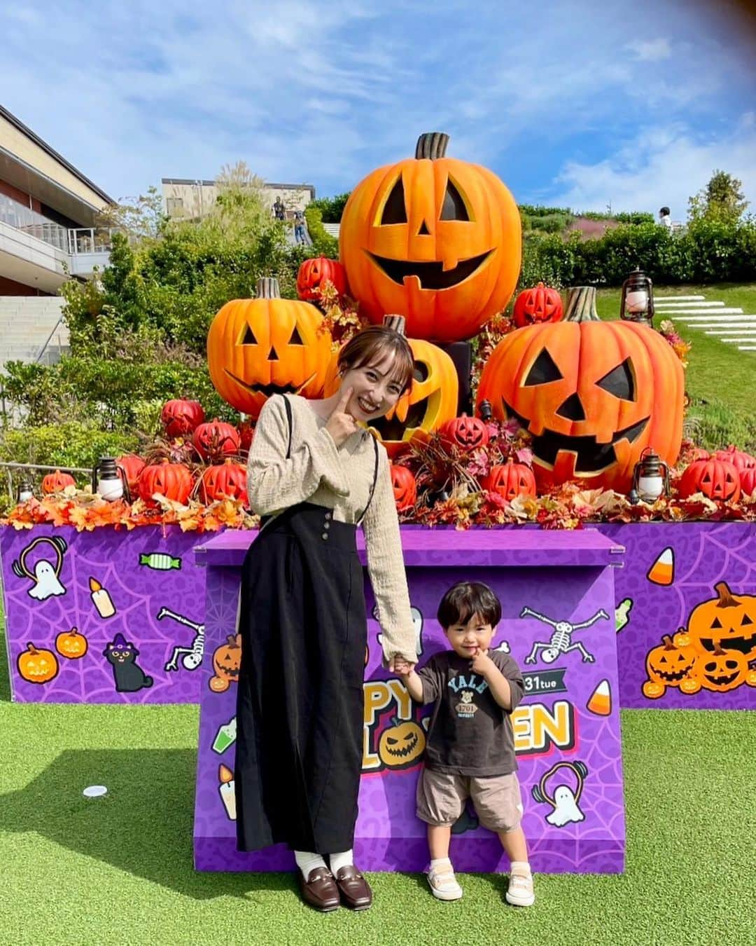 satomiのインスタグラム：「🎃👻  ハロウィンの装飾が可愛かったので 撮ってもらいました🧡🧡  毎日暑いのか寒いのか わからない気温で 洋服に迷いますね〜🤔💜  ふうとはすぐ汗をかくから まだ半袖かなぁ🥹🫶🏻  👦🏻 tops #pairmanon  pants #バースデイ #teteatete   👩🏻 all #しまむら #talbyyumi   #1歳9ヶ月 #生後21ヶ月 #令和3年ベビー  #riina93linkcode #リンクコーデ  #親子リンクコーデ #淡色コーデ #プチプラコーデ  #秋コーデ #ハロウィン」