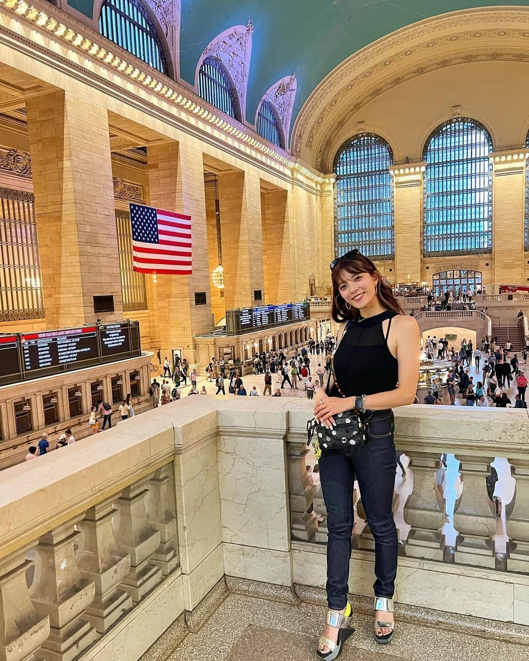 三谷紬のインスタグラム：「🇺🇸🛤️ グランドセントラル。 え？ここ駅？ってくらいに広い。 確実に乗りたい電車に乗り遅れる。 乗り場に辿り着ける気がしない。 観光客からしたら未知の世界すぎて せかせかと自分の乗りたい電車に向かっていく ニューヨーカーたちが格好良すぎました🥺 アメリカ国旗がニューヨークのそこかしこにあって 国民性をすごく感じました👀 * #グランドセントラル#grandcentralterminal #newyork#ニューヨーク#ny#そろそろ#飽きた#まだ#写真#たくさん#ある#から#お付き合い#下さい#アメリカ国旗#アメリカ#🇺🇸#駅#station#電車#train#テレビ朝日#アナウンサー#三谷紬」