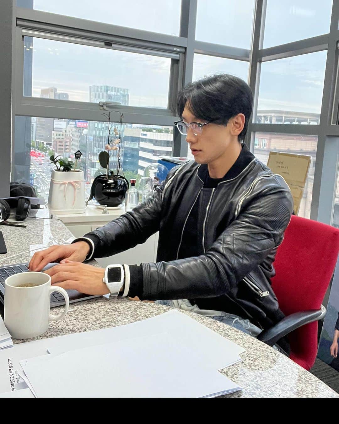 RAIN（ピ）のインスタグラム：「겁나 일함… 🔥work hard」